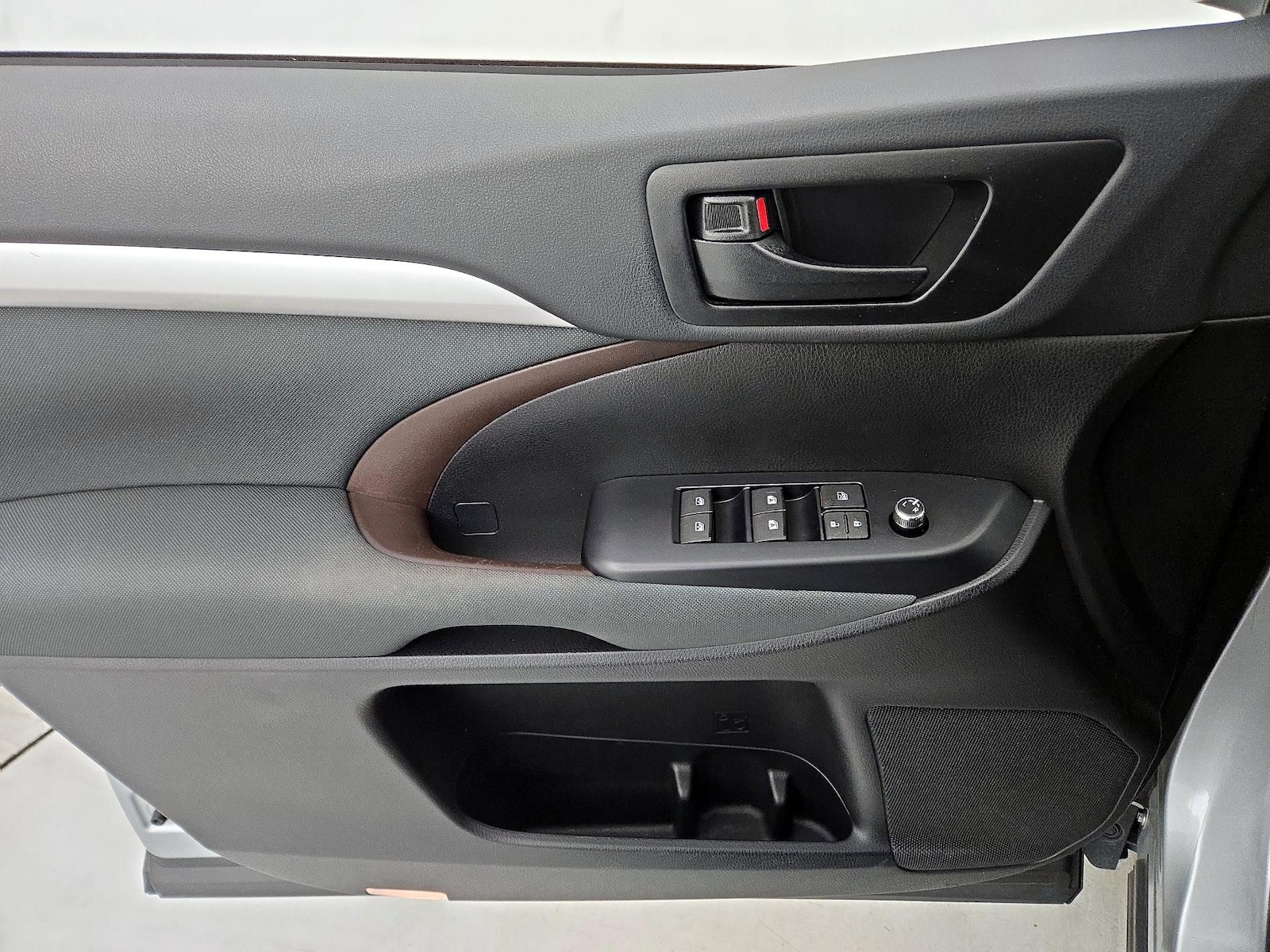 2019 Toyota Highlander LE - Photo 13