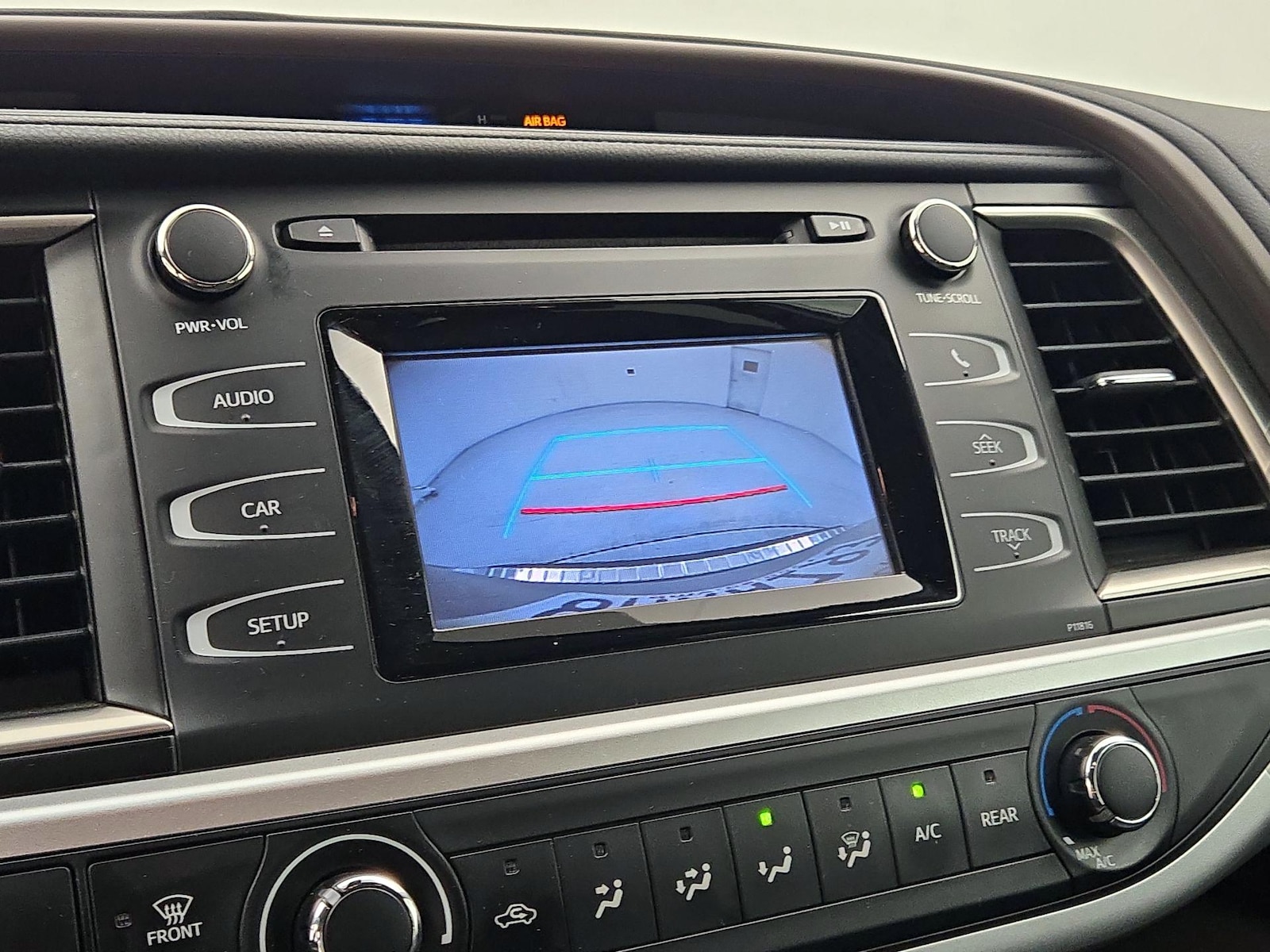 2019 Toyota Highlander LE - Photo 15