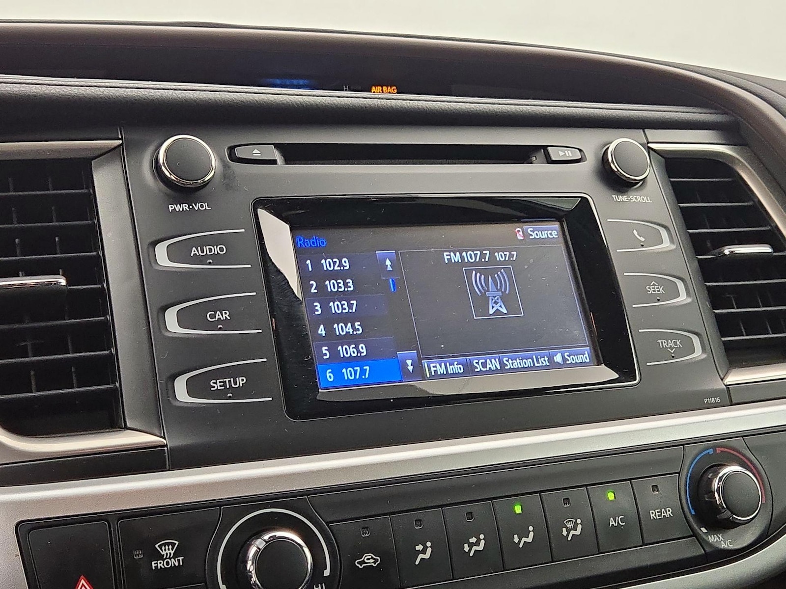 2019 Toyota Highlander LE - Photo 16
