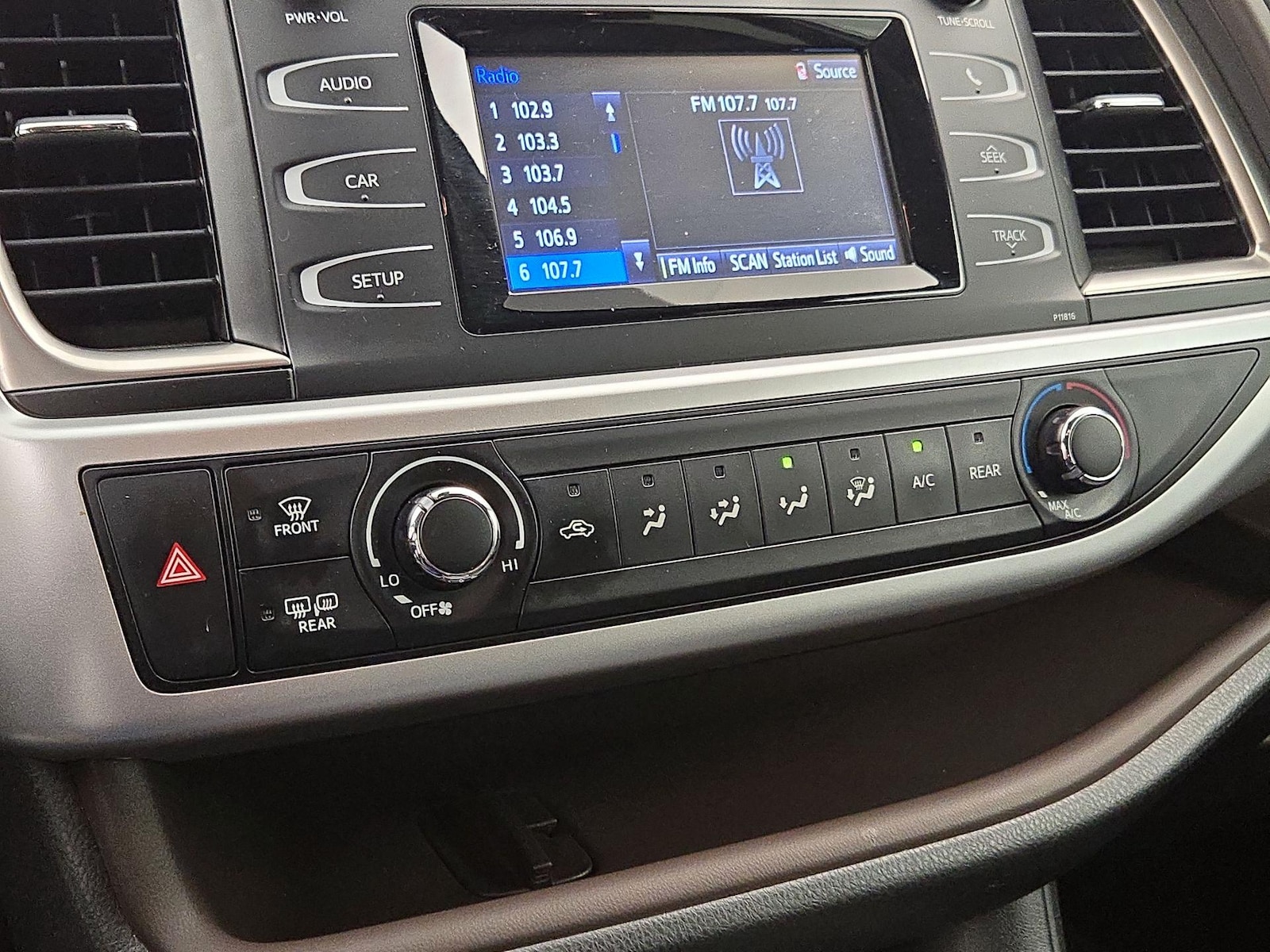 2019 Toyota Highlander LE - Photo 17