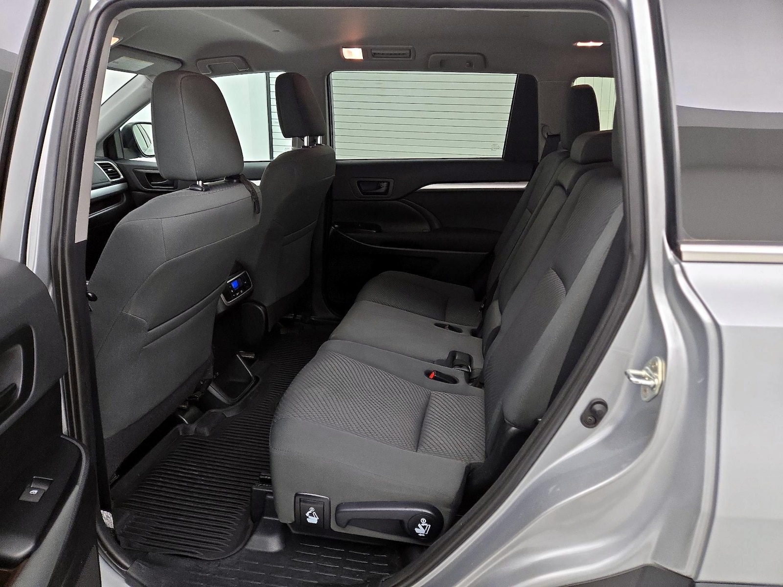 2019 Toyota Highlander LE - Photo 20