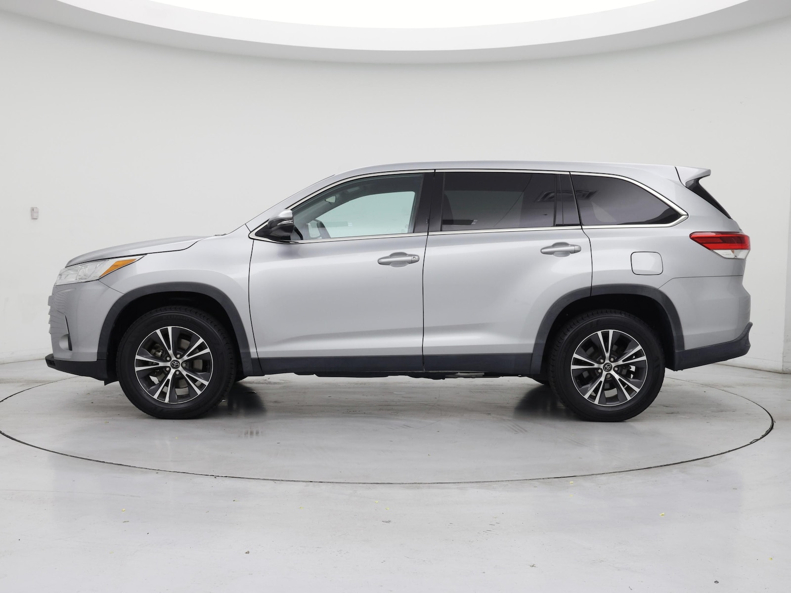 2019 Toyota Highlander LE - Photo 4