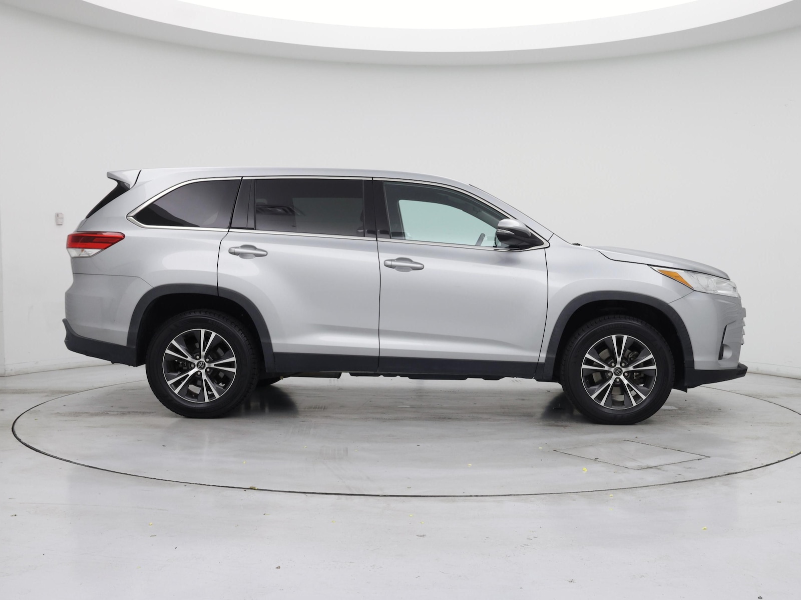 2019 Toyota Highlander LE - Photo 8
