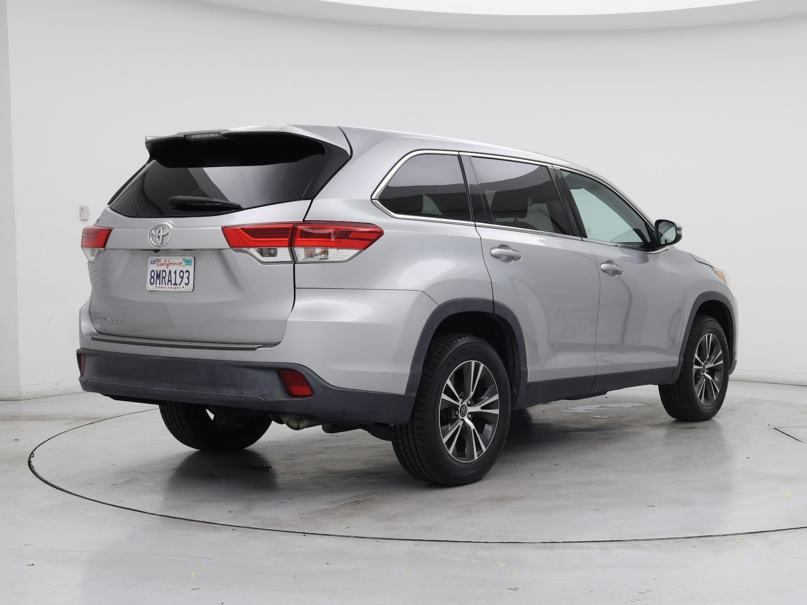 2019 Toyota Highlander LE - Photo 9