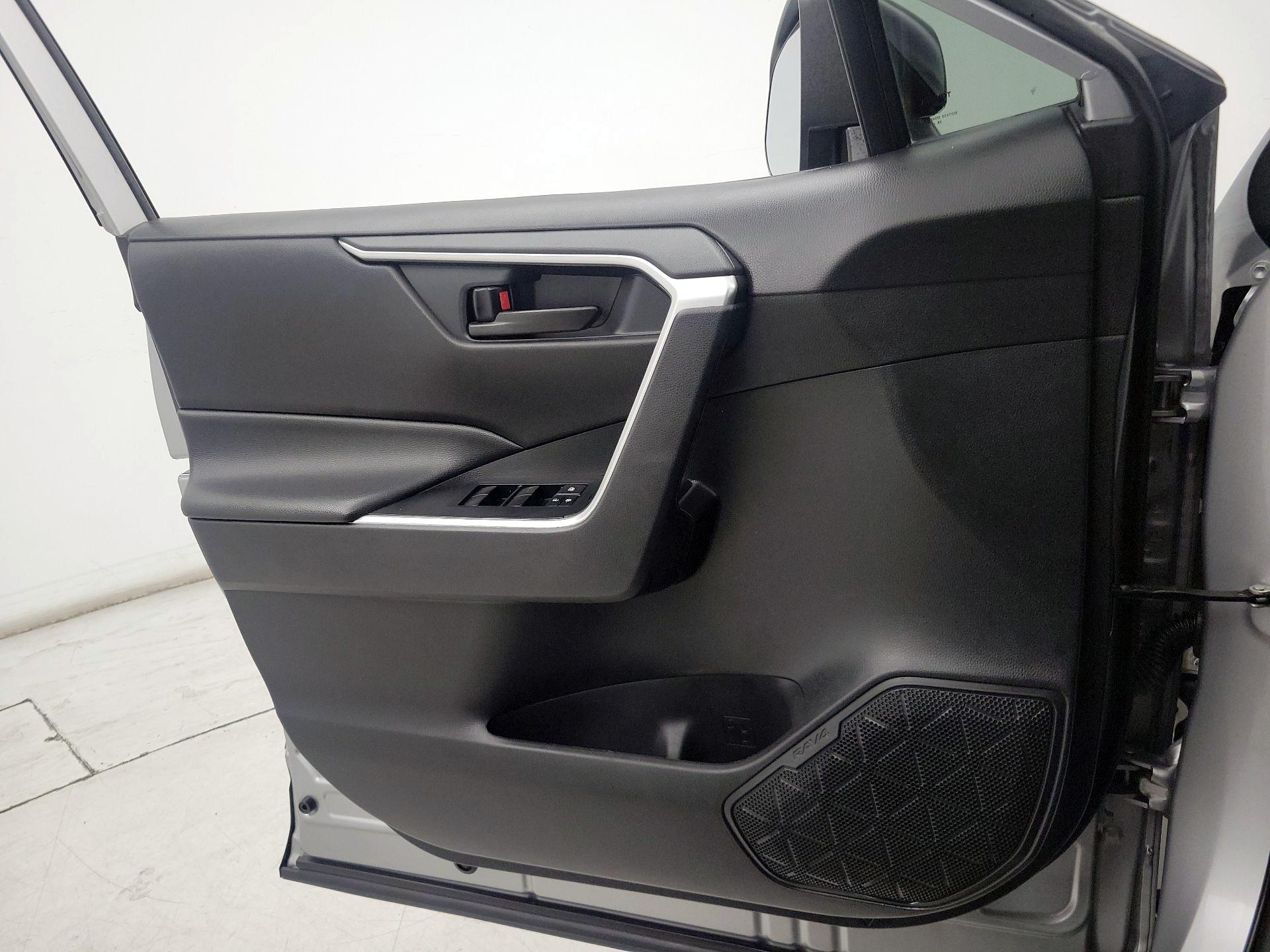 Thumbnail: 2020 Toyota RAV4 - 12