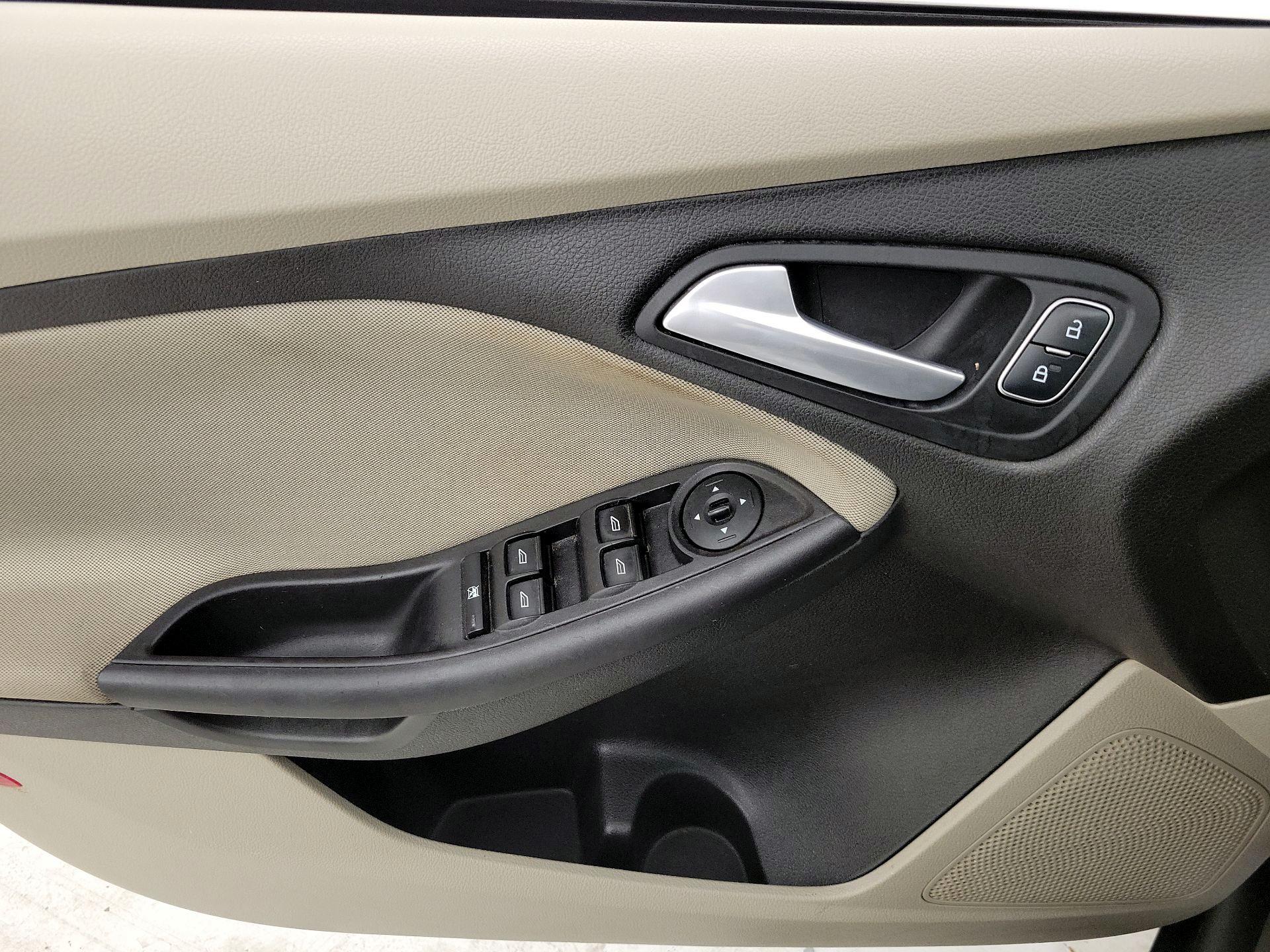 Thumbnail: 2015 Ford Focus - 12