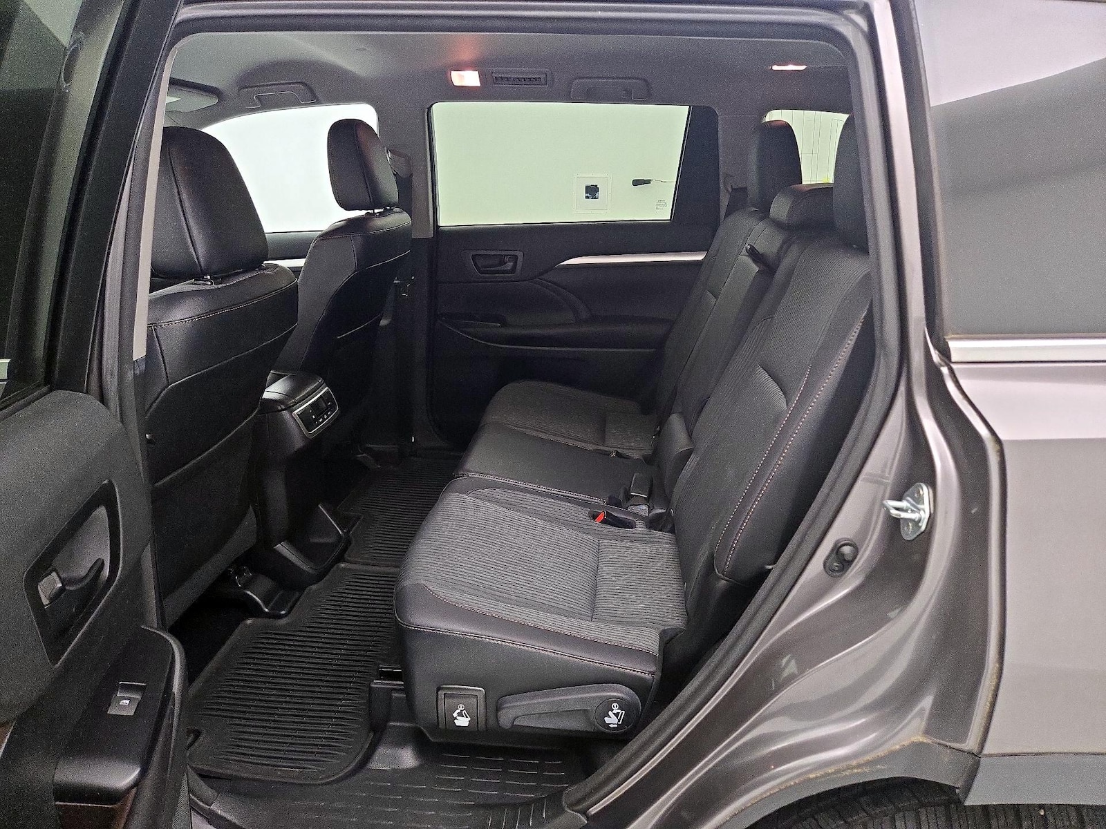 2016 Toyota Highlander LE Plus - Photo 20