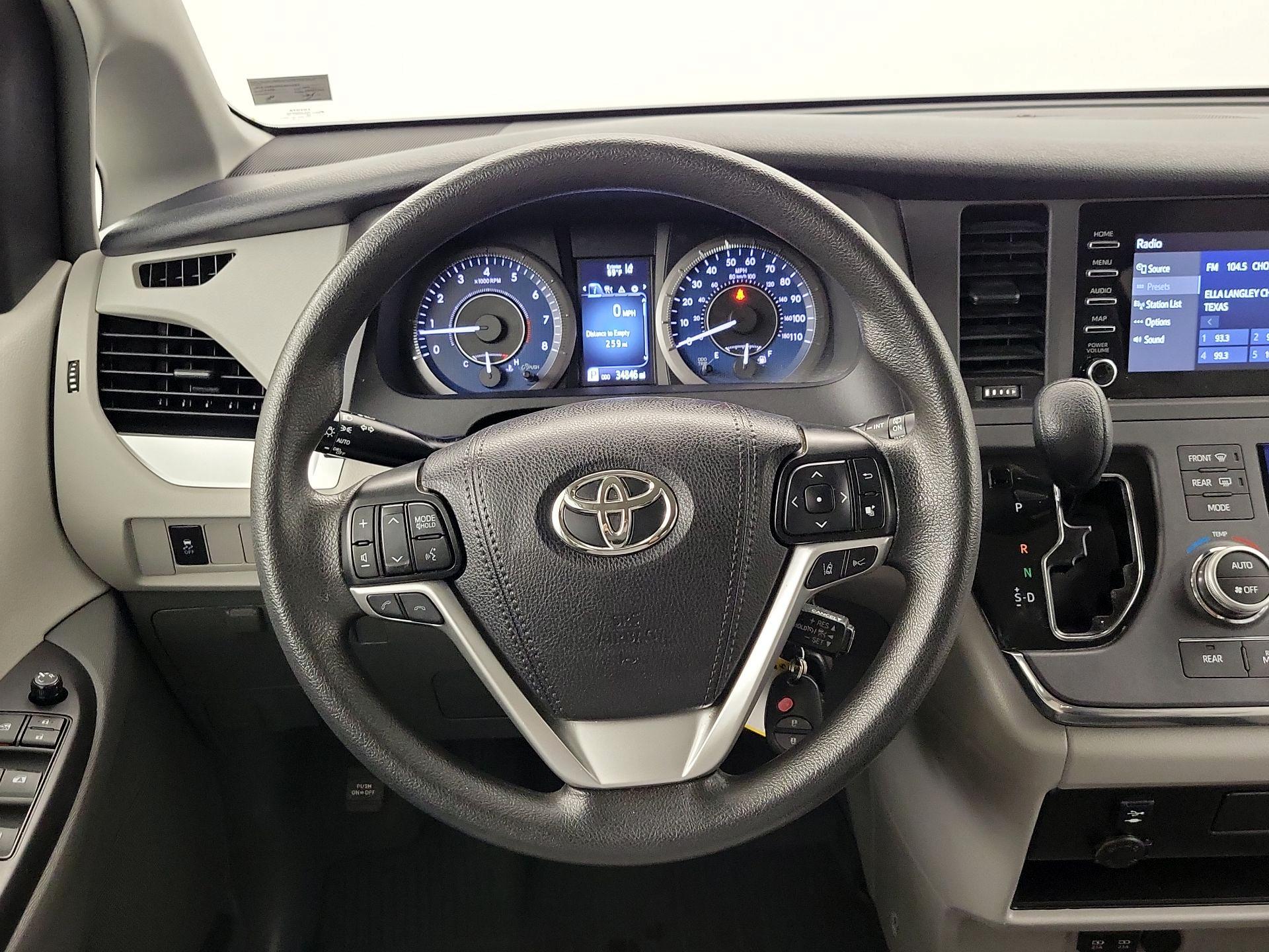 Thumbnail: 2019 Toyota Sienna - 10
