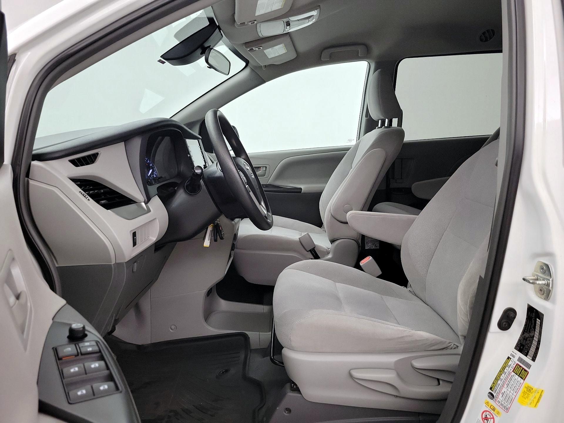 Thumbnail: 2019 Toyota Sienna - 11