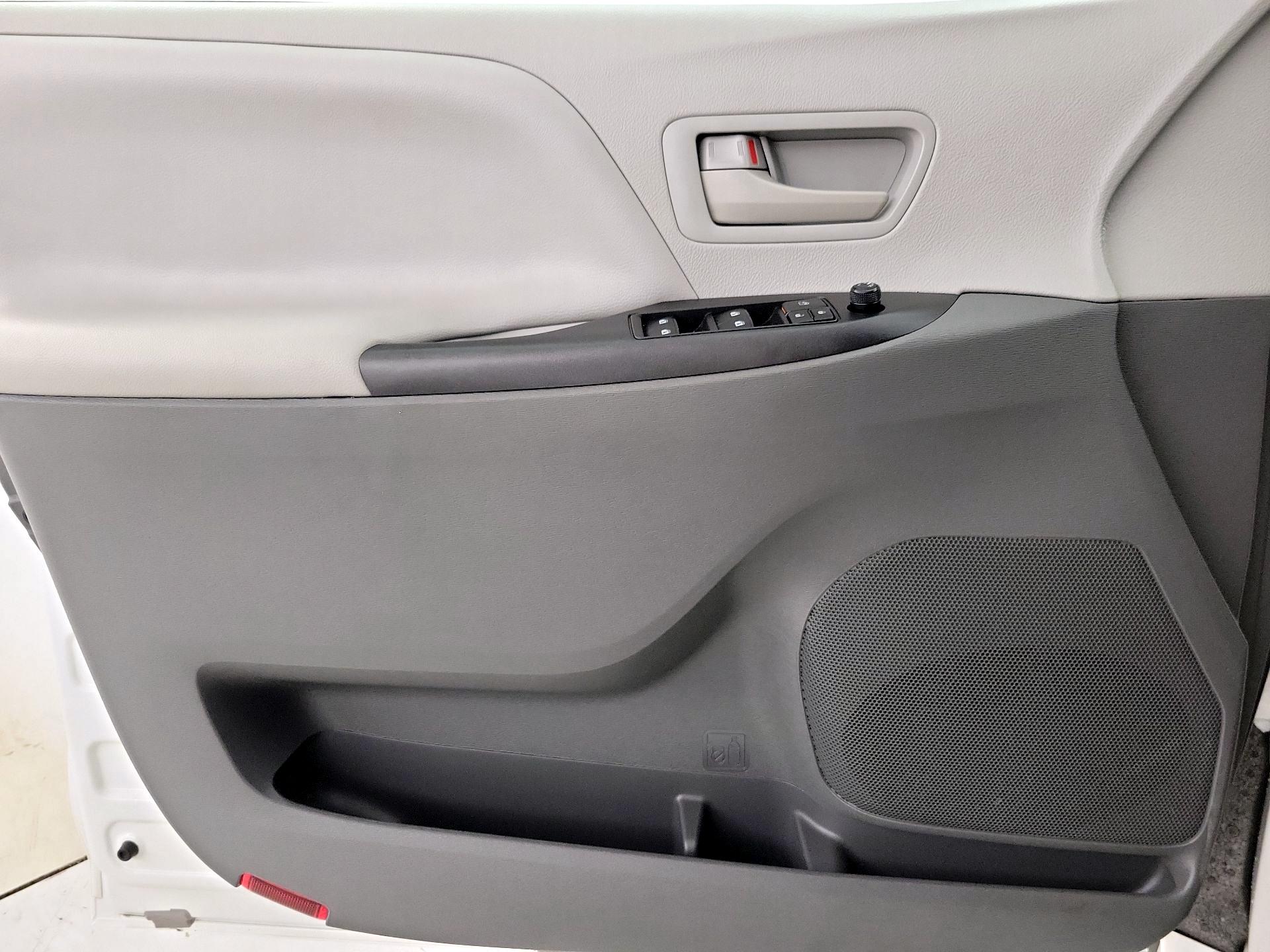 Thumbnail: 2019 Toyota Sienna - 12