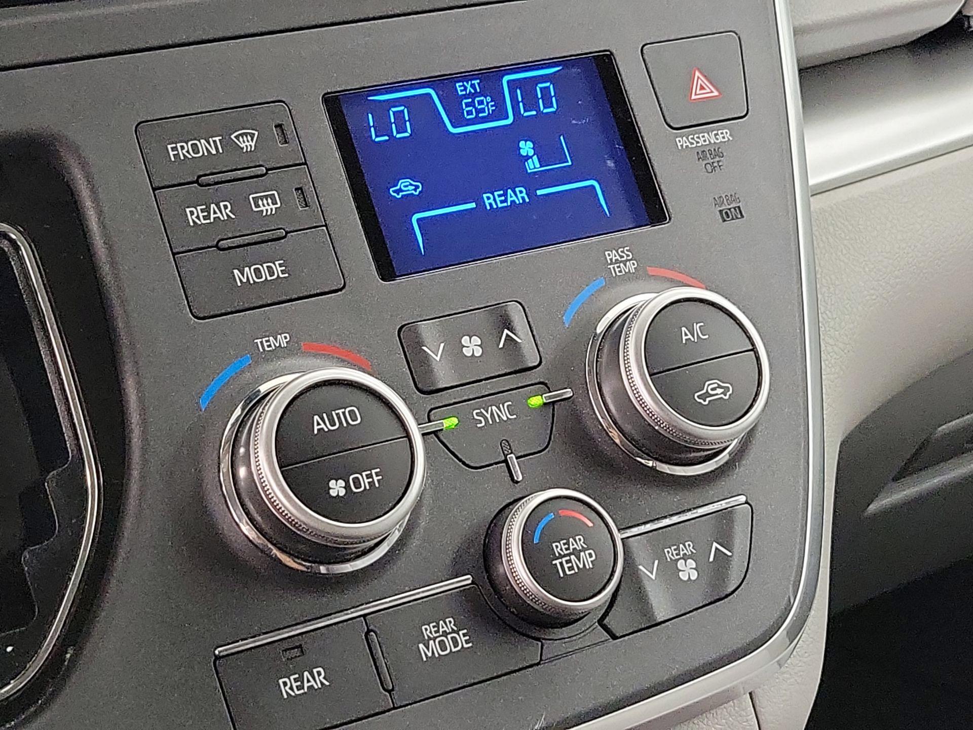 Thumbnail: 2019 Toyota Sienna - 16
