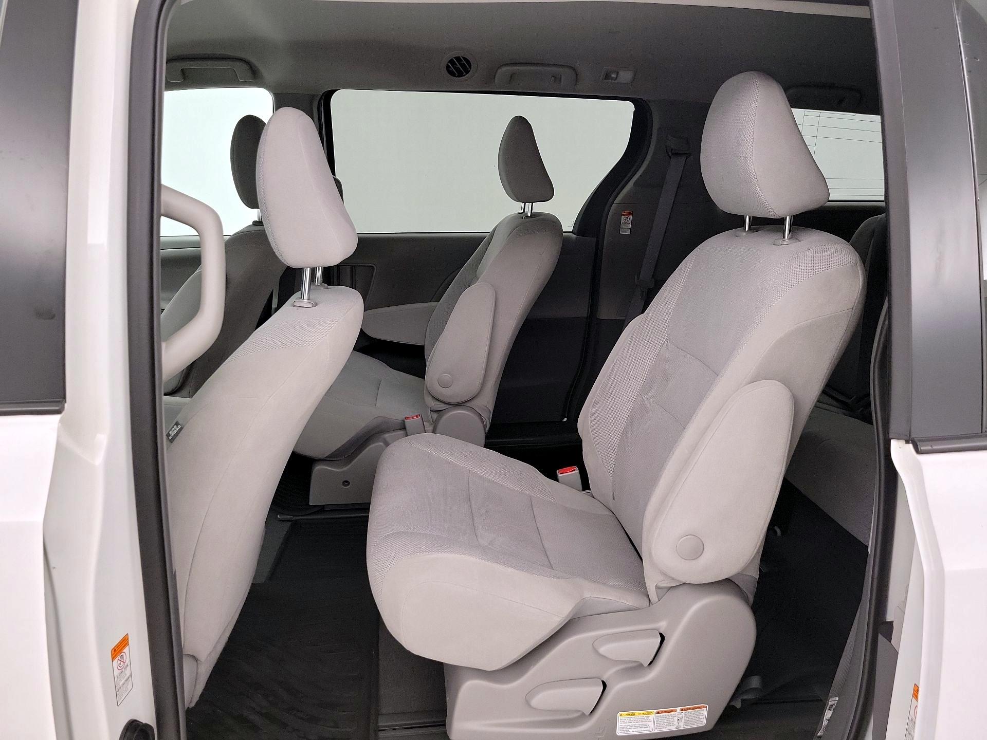 Thumbnail: 2019 Toyota Sienna - 19