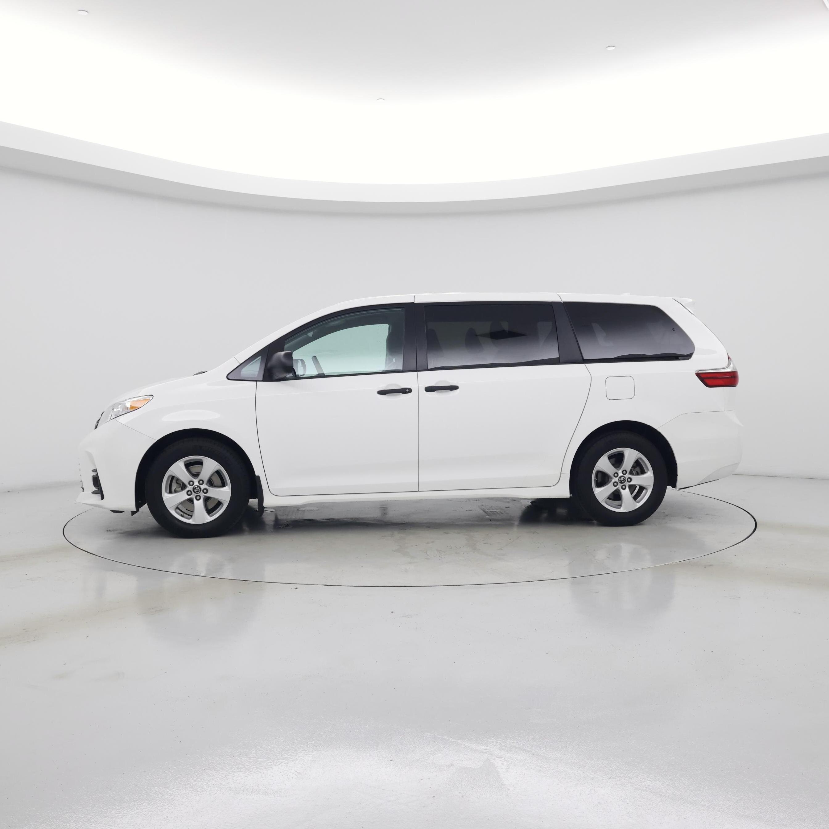 Thumbnail: 2019 Toyota Sienna - 3