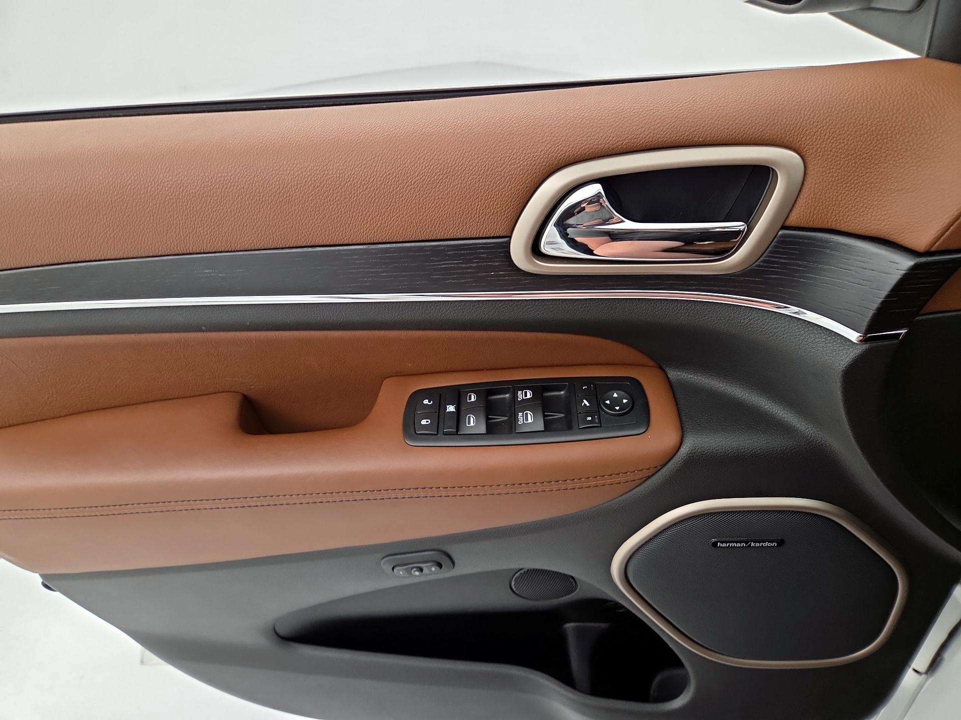 Thumbnail: 2015 Jeep Grand Cherokee - 12