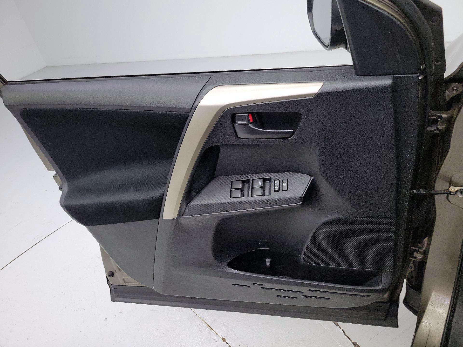 Thumbnail: 2015 Toyota RAV4 - 12