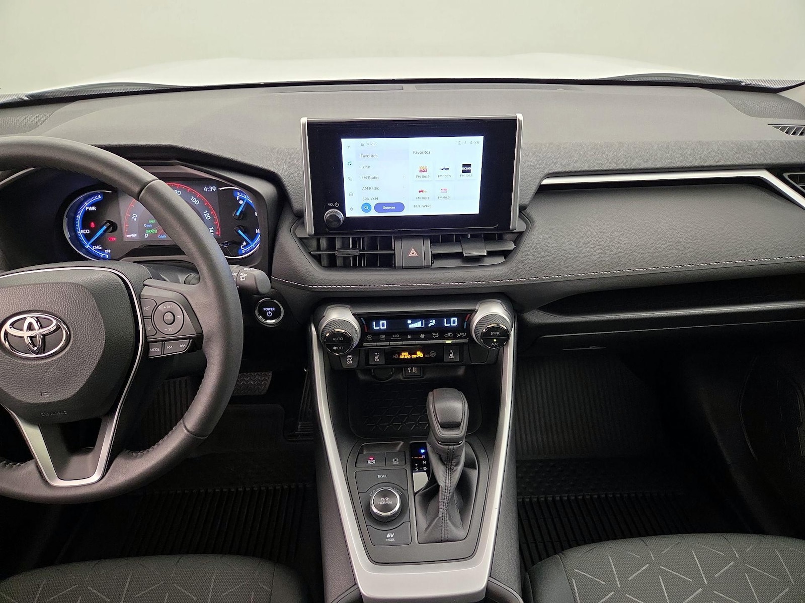 2023 Toyota RAV4 XLE - Photo 10