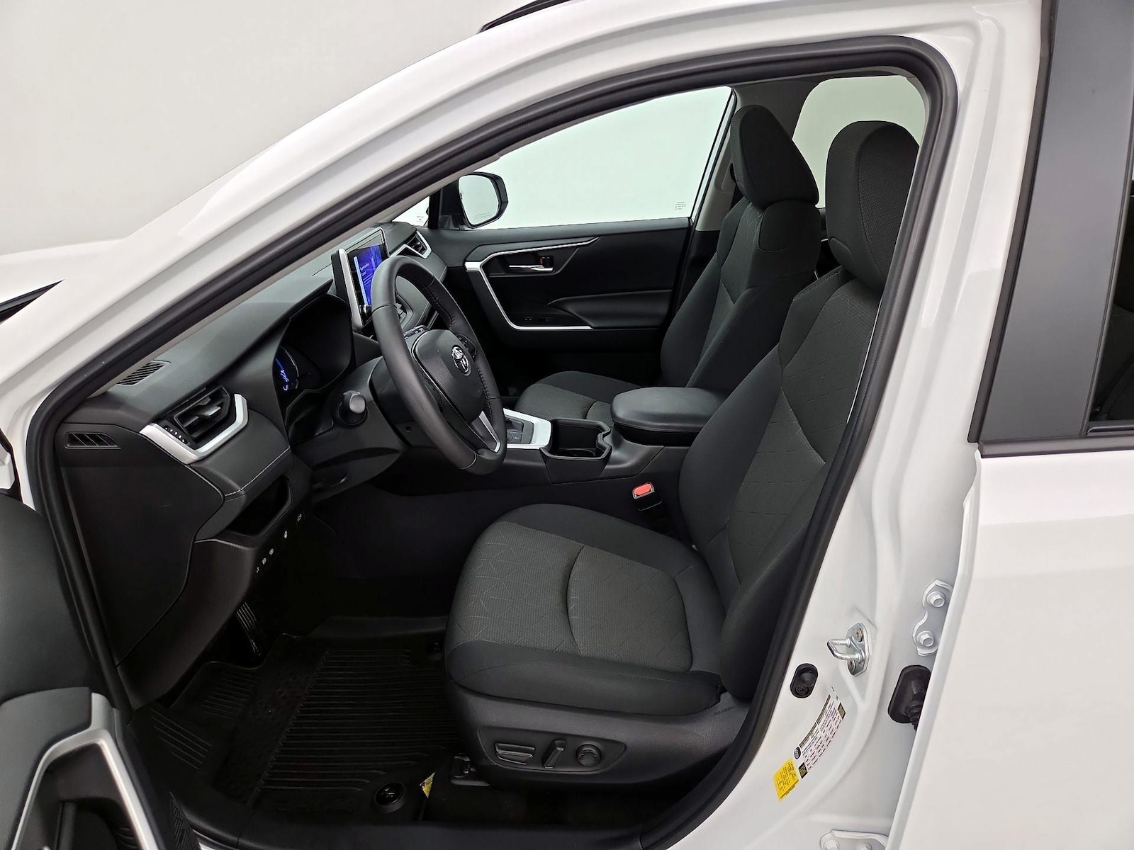 2023 Toyota RAV4 XLE - Photo 12