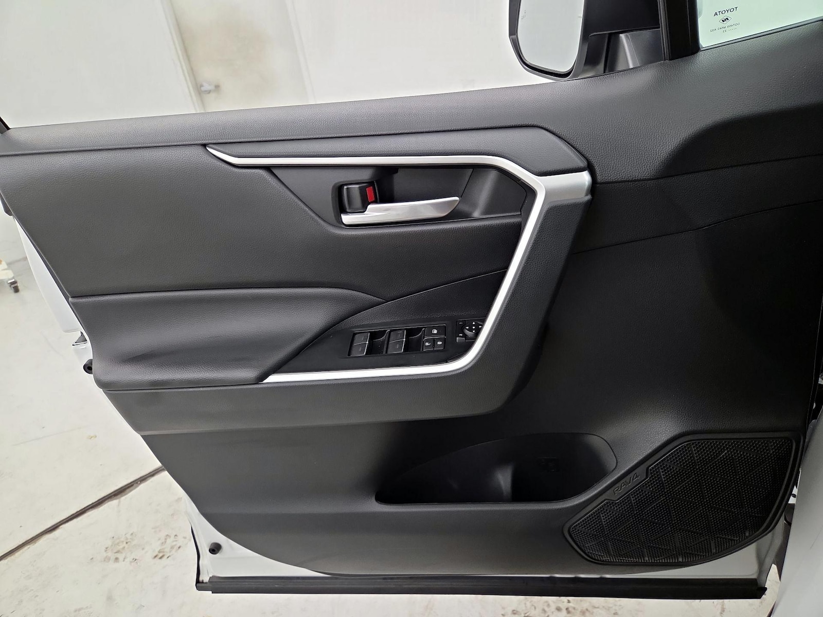 2023 Toyota RAV4 XLE - Photo 13