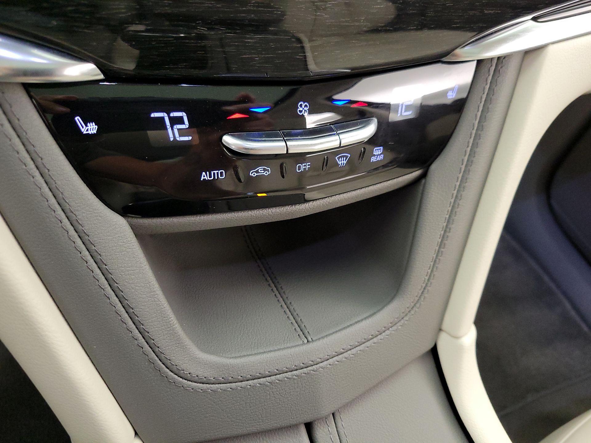 Thumbnail: 2021 Cadillac XT6 - 16