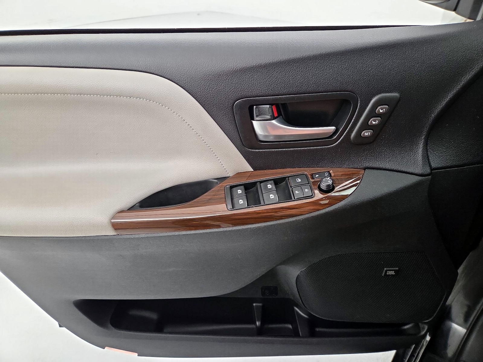 2017 Toyota Sienna Limited - Photo 13