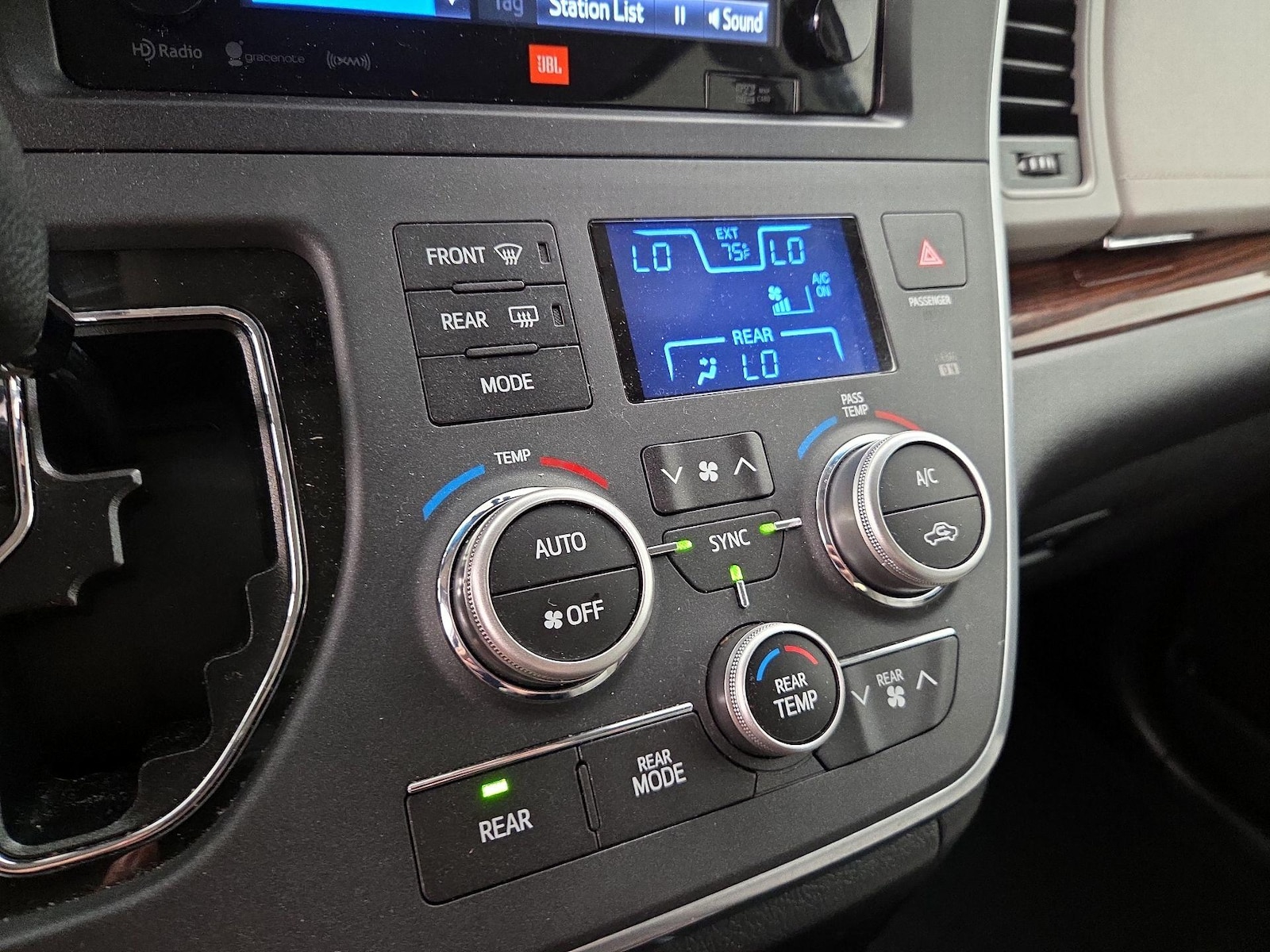 2017 Toyota Sienna Limited - Photo 18
