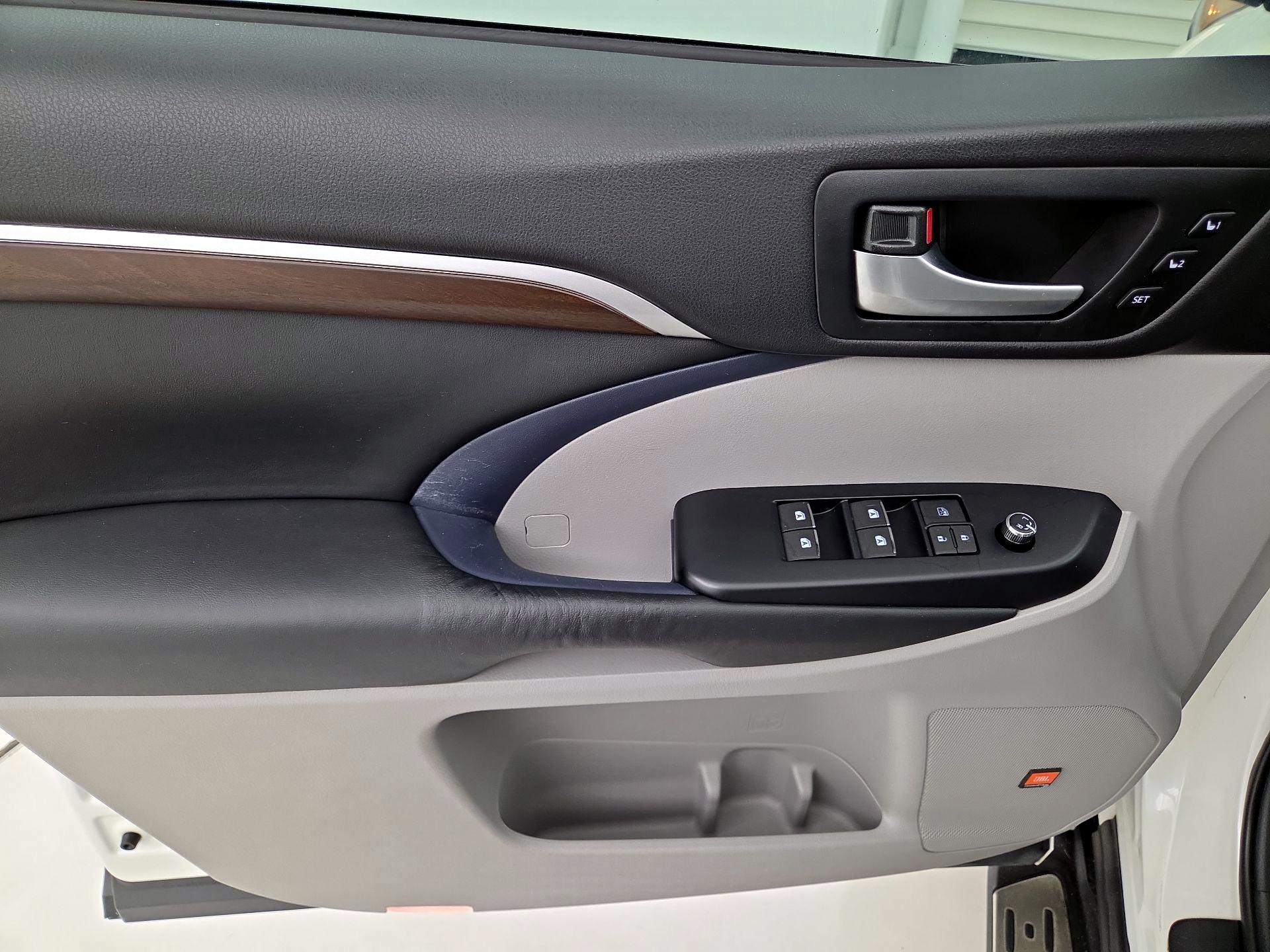 Thumbnail: 2015 Toyota Highlander - 12