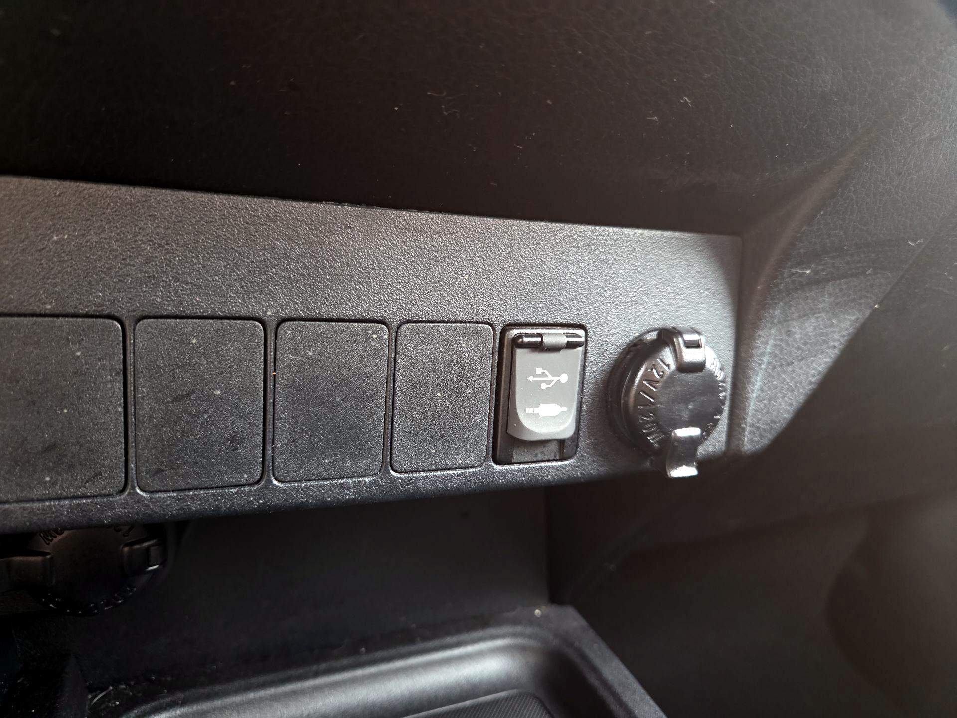 Thumbnail: 2018 Toyota RAV4 - 18