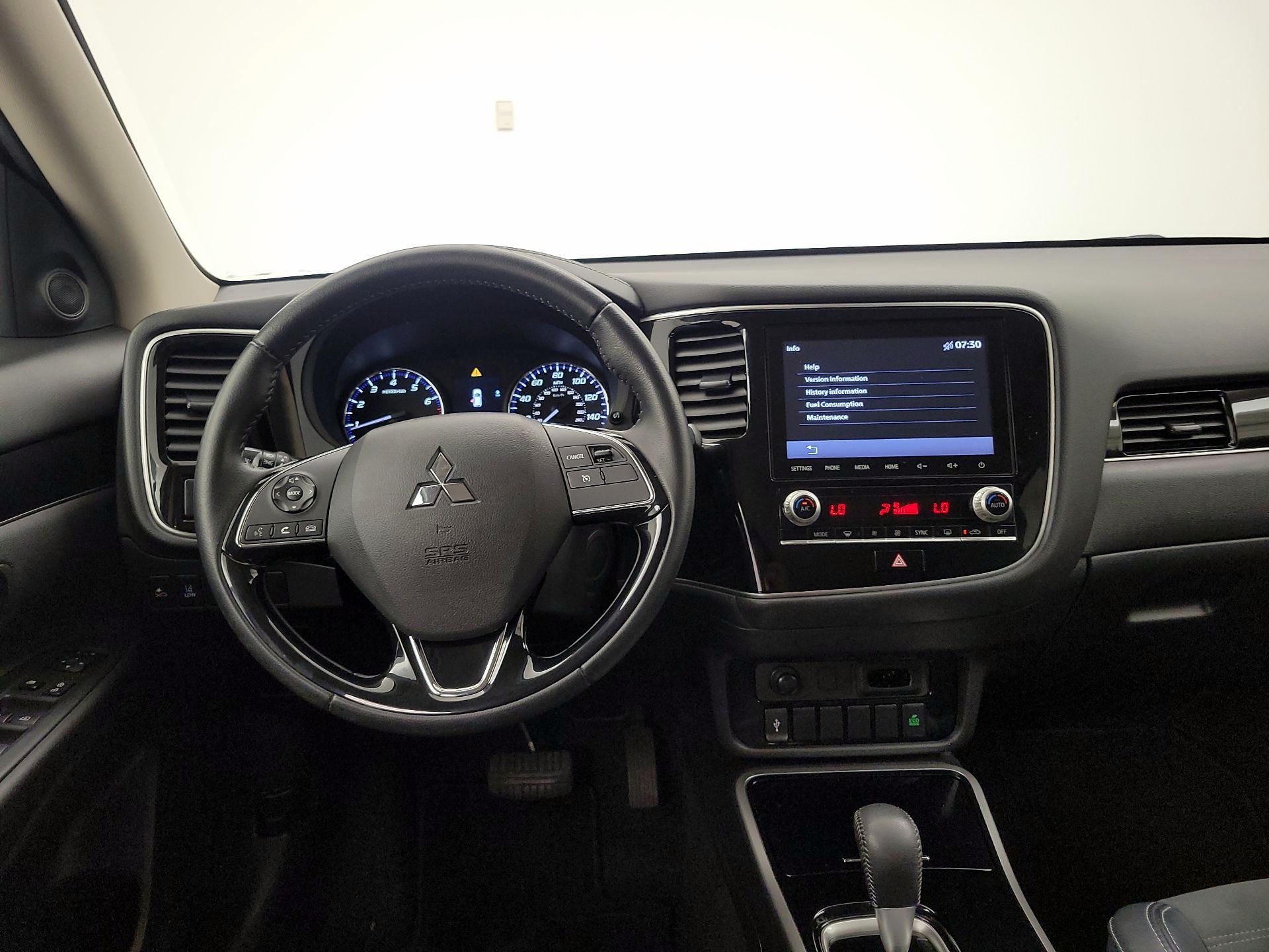Thumbnail: 2020 Mitsubishi Outlander - 9