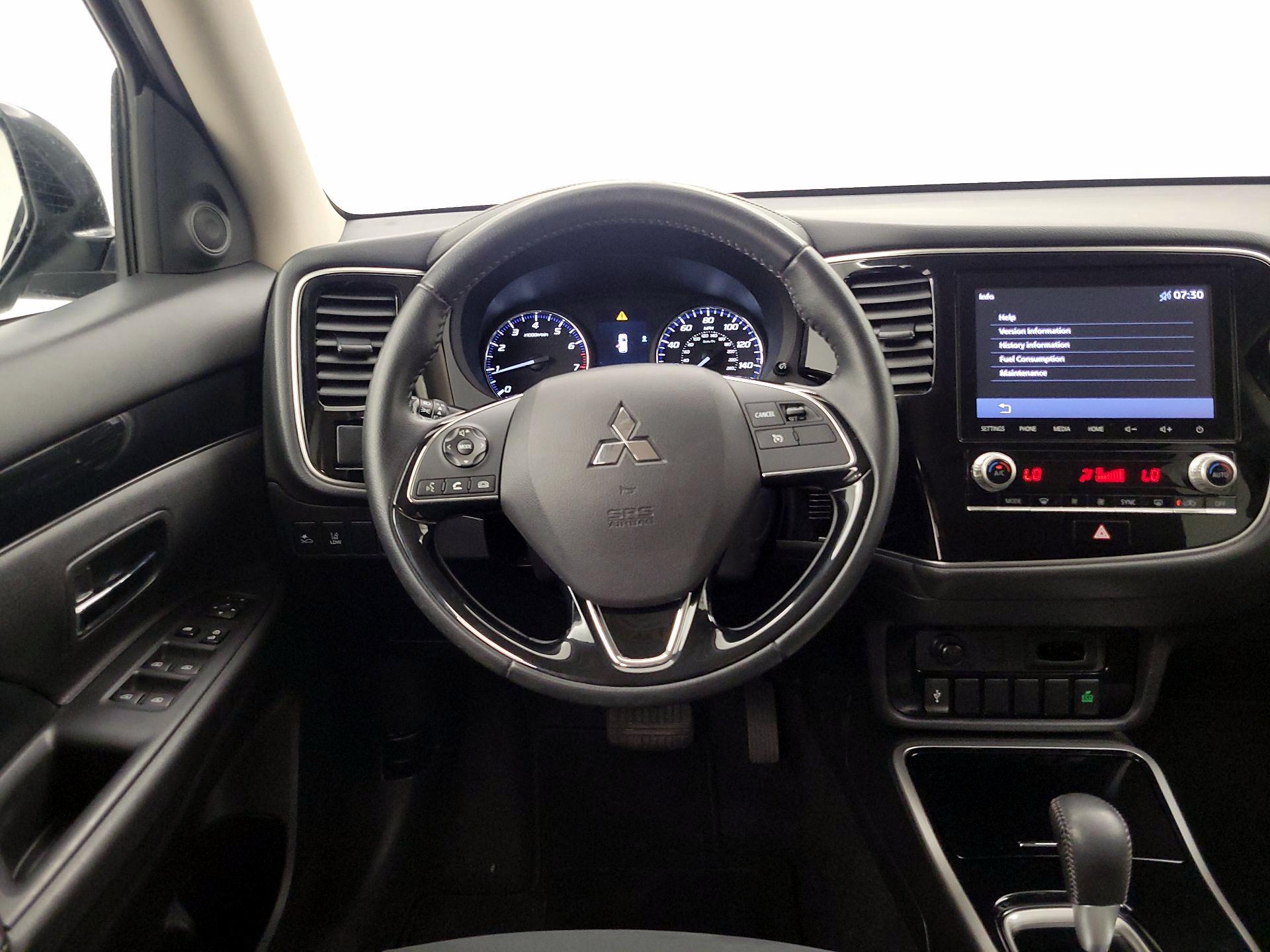 Thumbnail: 2020 Mitsubishi Outlander - 10