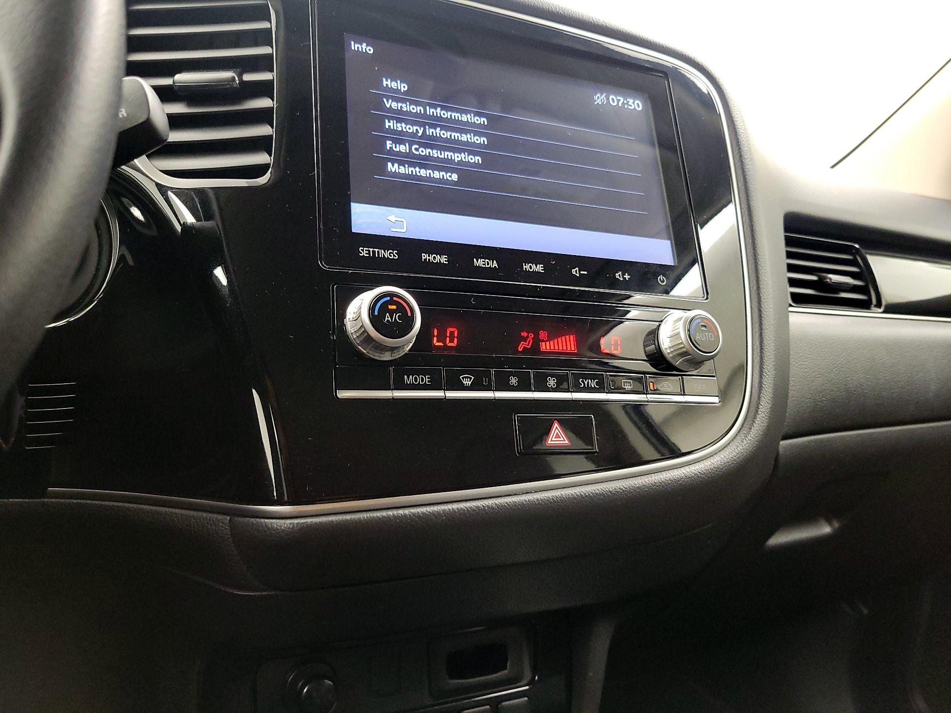 Thumbnail: 2020 Mitsubishi Outlander - 16