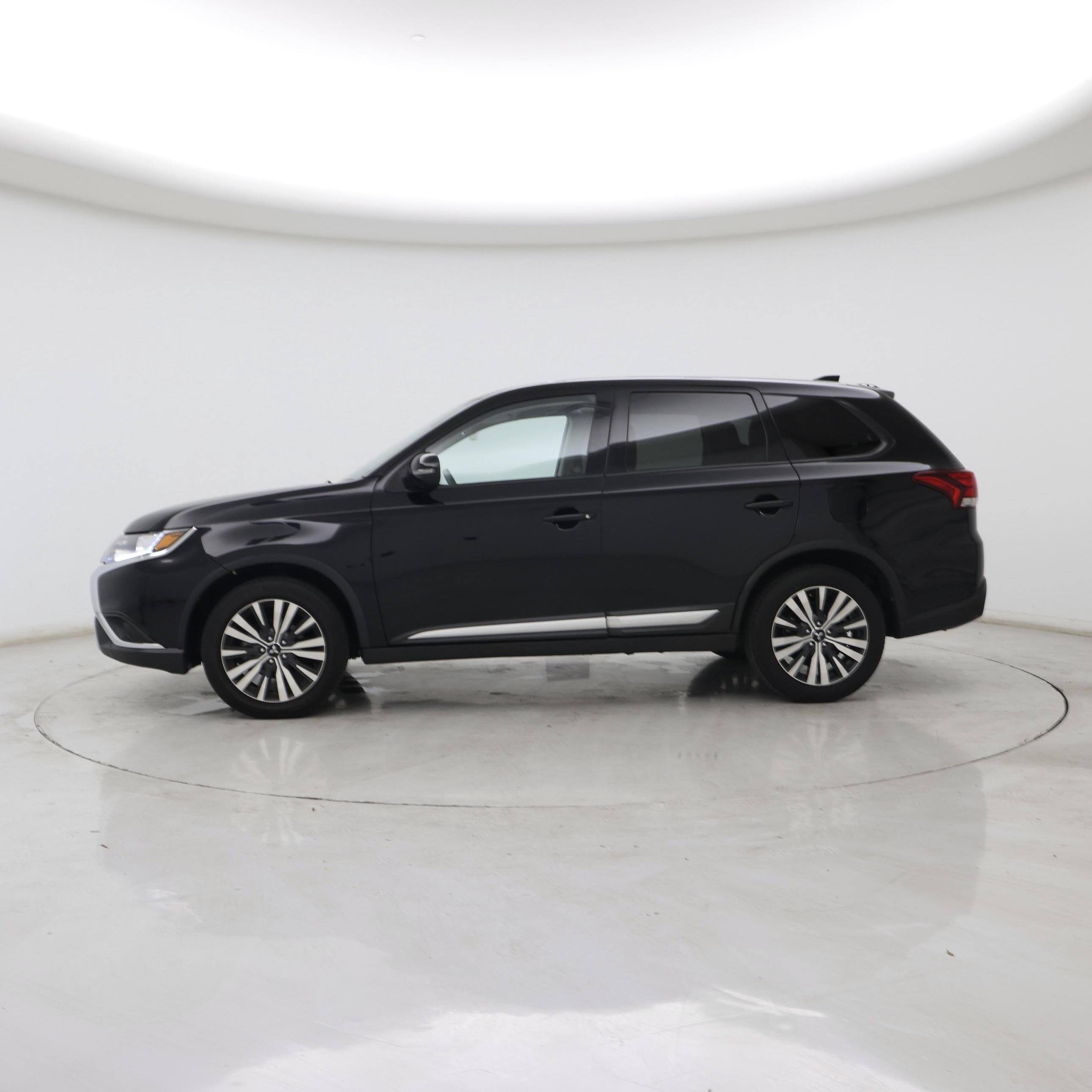 Thumbnail: 2020 Mitsubishi Outlander - 3