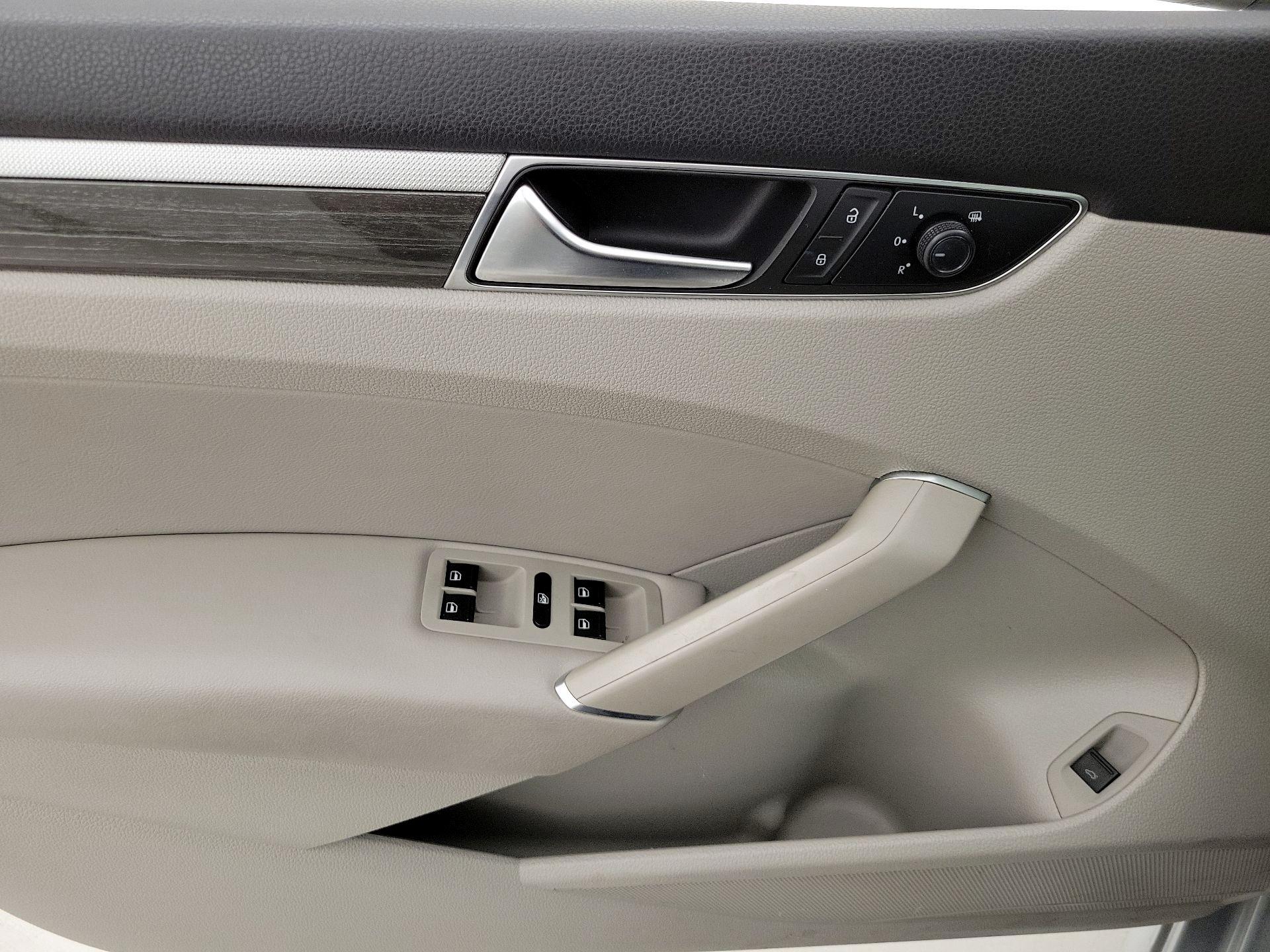 Thumbnail: 2018 Volkswagen Passat - 12