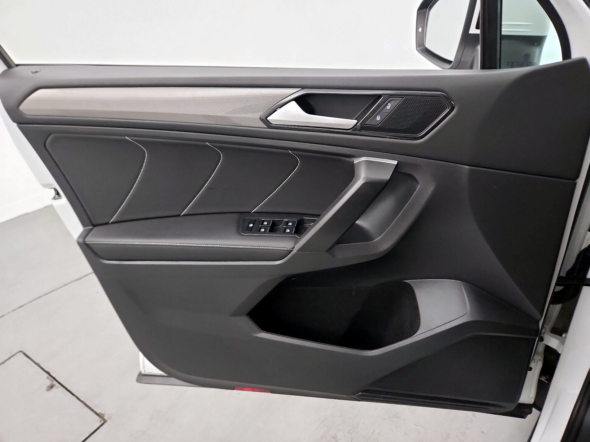 Thumbnail: 2023 Volkswagen Tiguan - 12