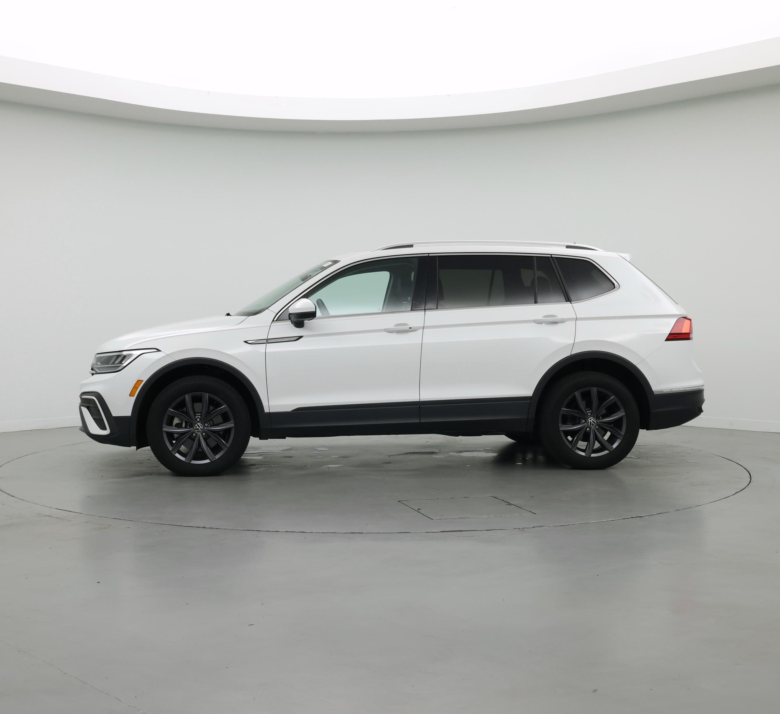 Thumbnail: 2023 Volkswagen Tiguan - 3