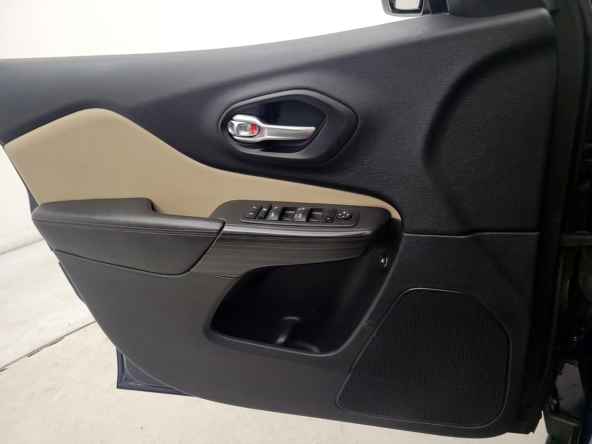Thumbnail: 2016 Jeep Cherokee - 12