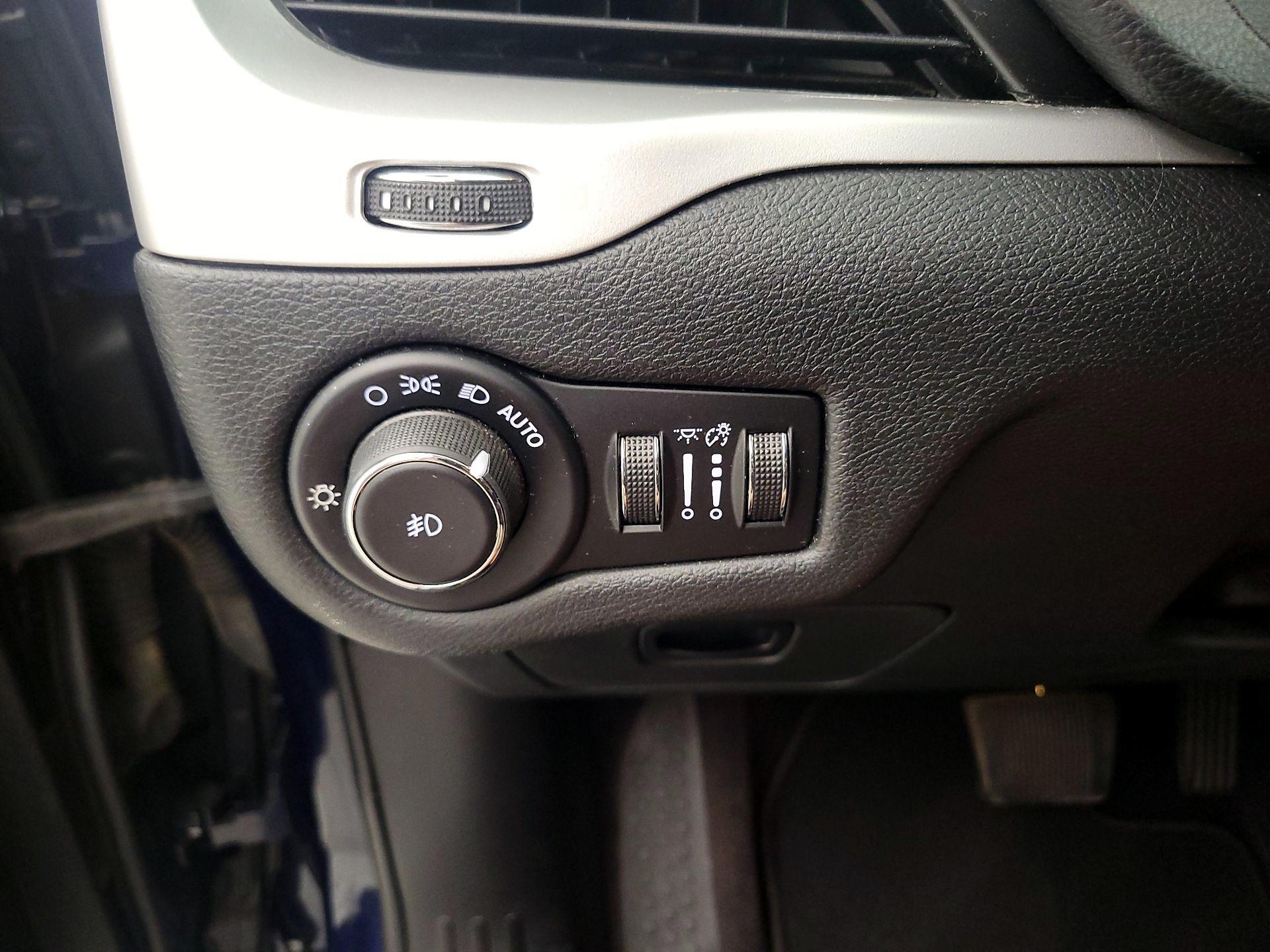 Thumbnail: 2016 Jeep Cherokee - 13