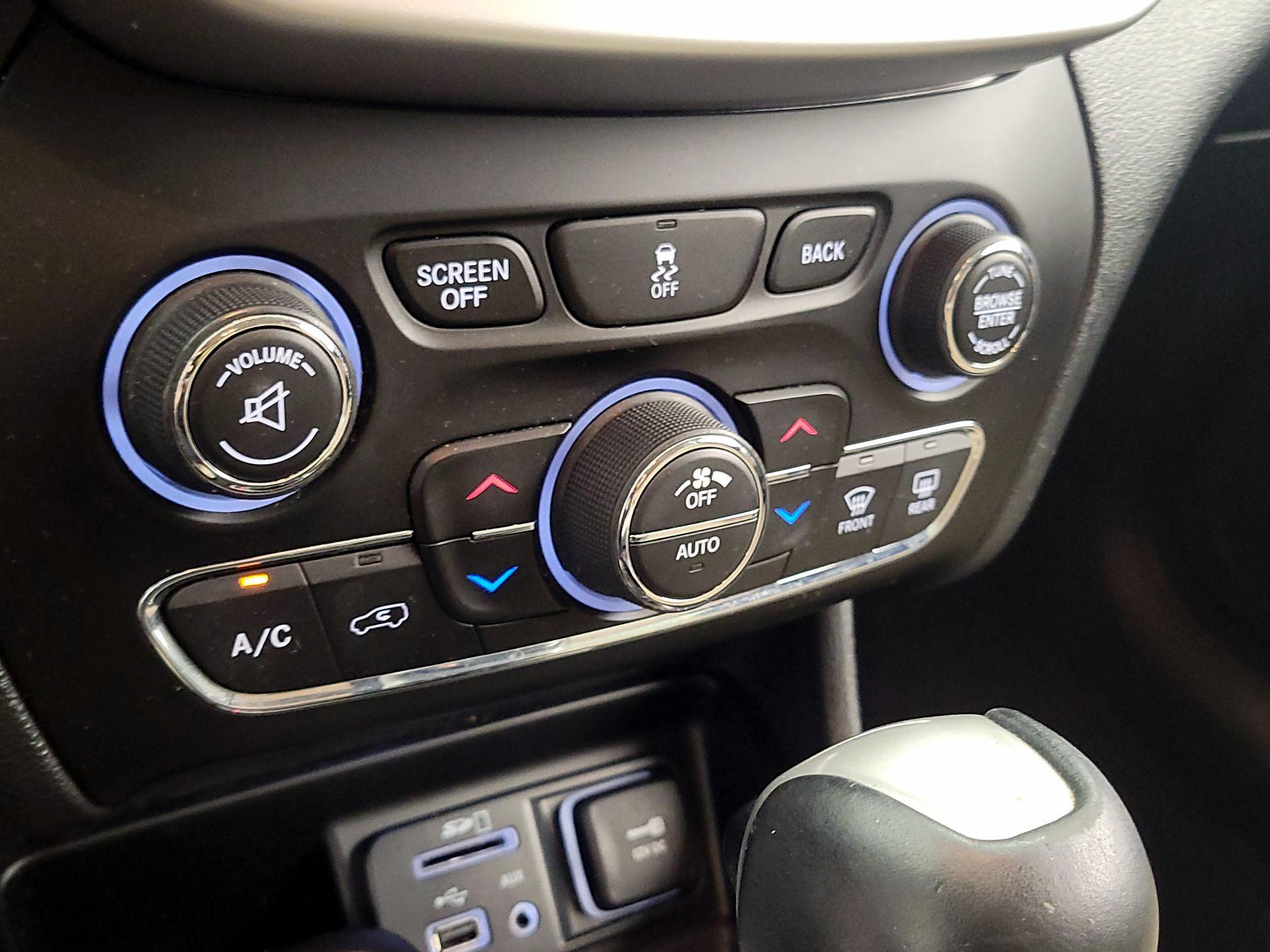 Thumbnail: 2016 Jeep Cherokee - 16