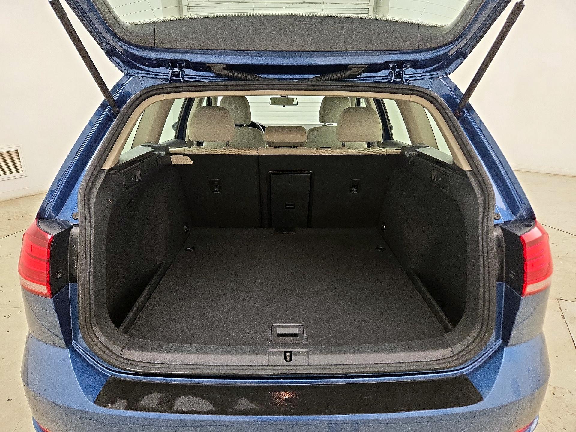 Thumbnail: 2019 Volkswagen Golf - 20