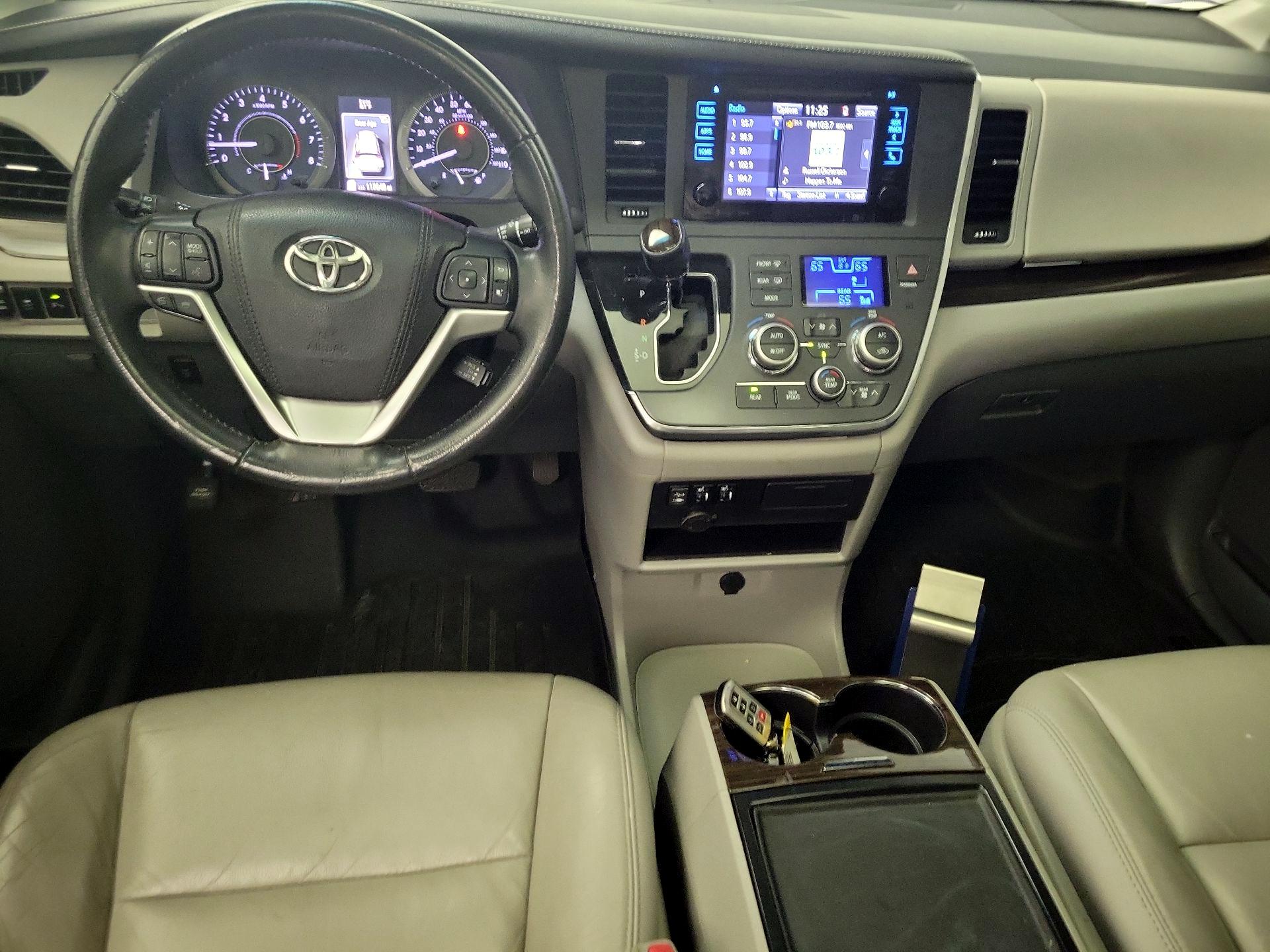 Thumbnail: 2016 Toyota Sienna - 9