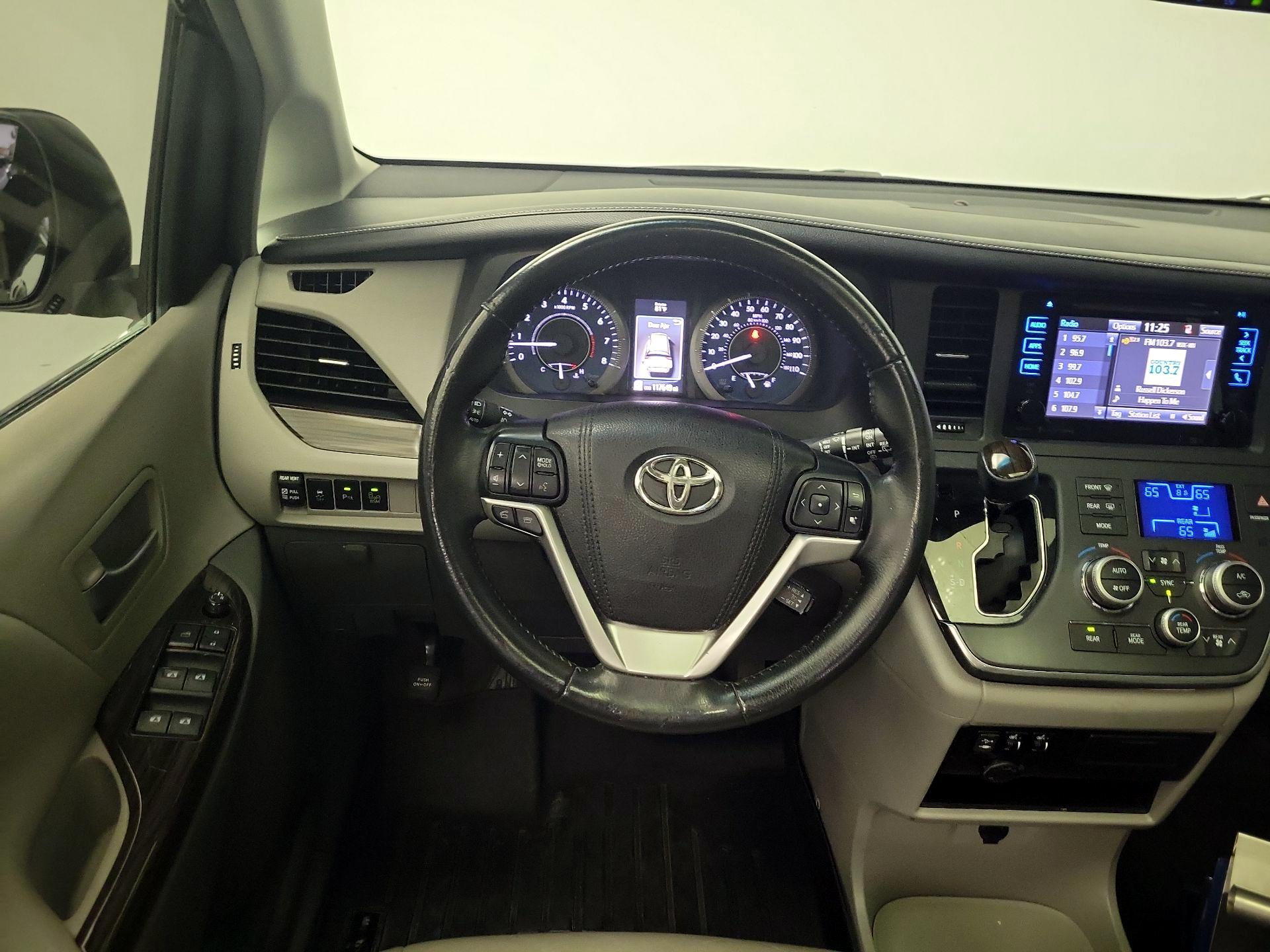 Thumbnail: 2016 Toyota Sienna - 10