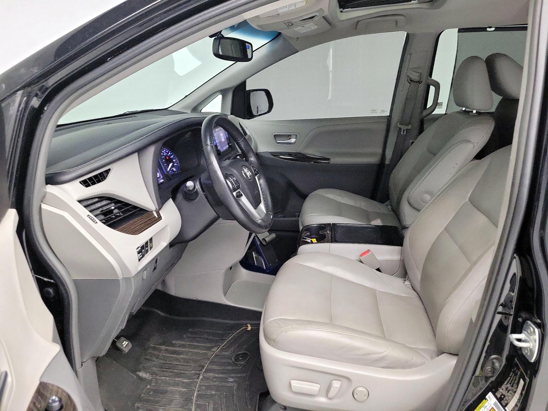 Thumbnail: 2016 Toyota Sienna - 11