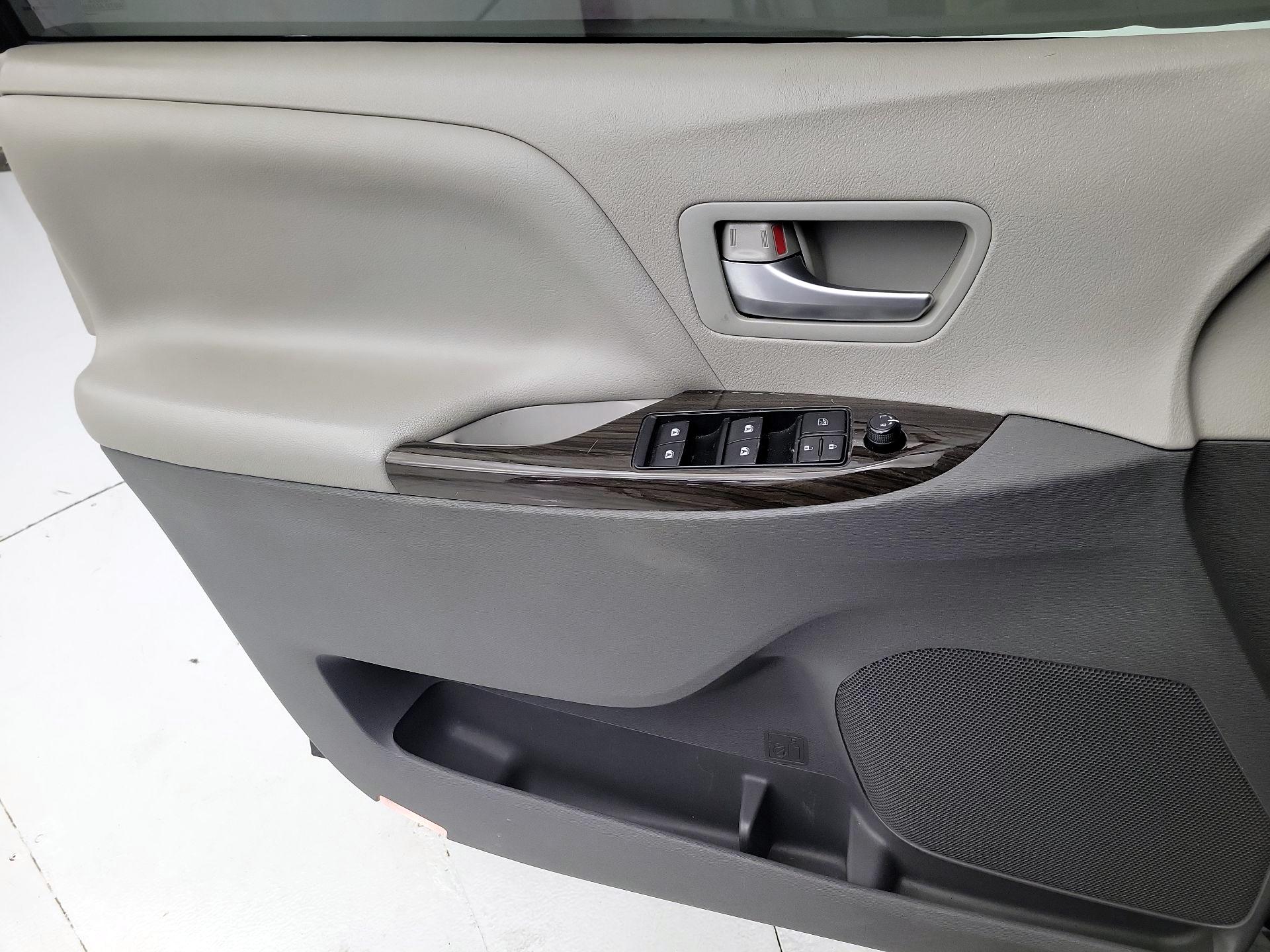 Thumbnail: 2016 Toyota Sienna - 12