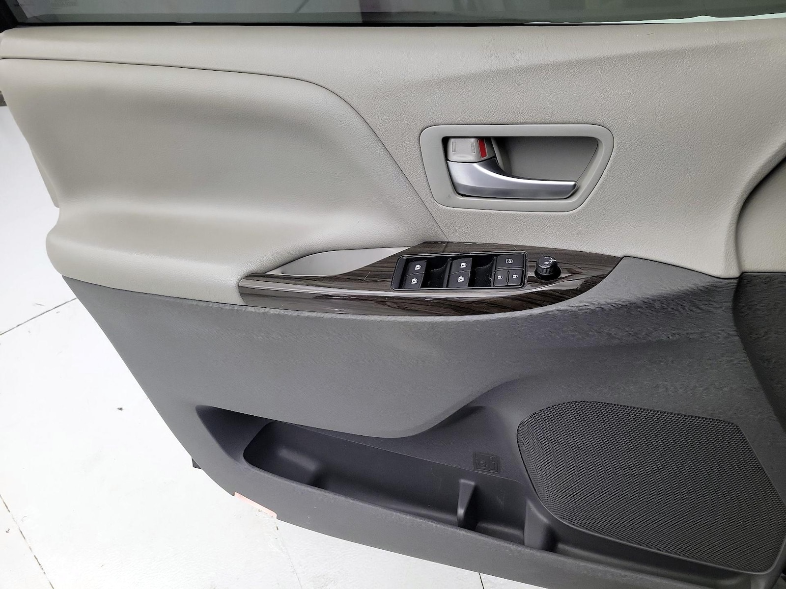 2016 Toyota Sienna XLE - Photo 13