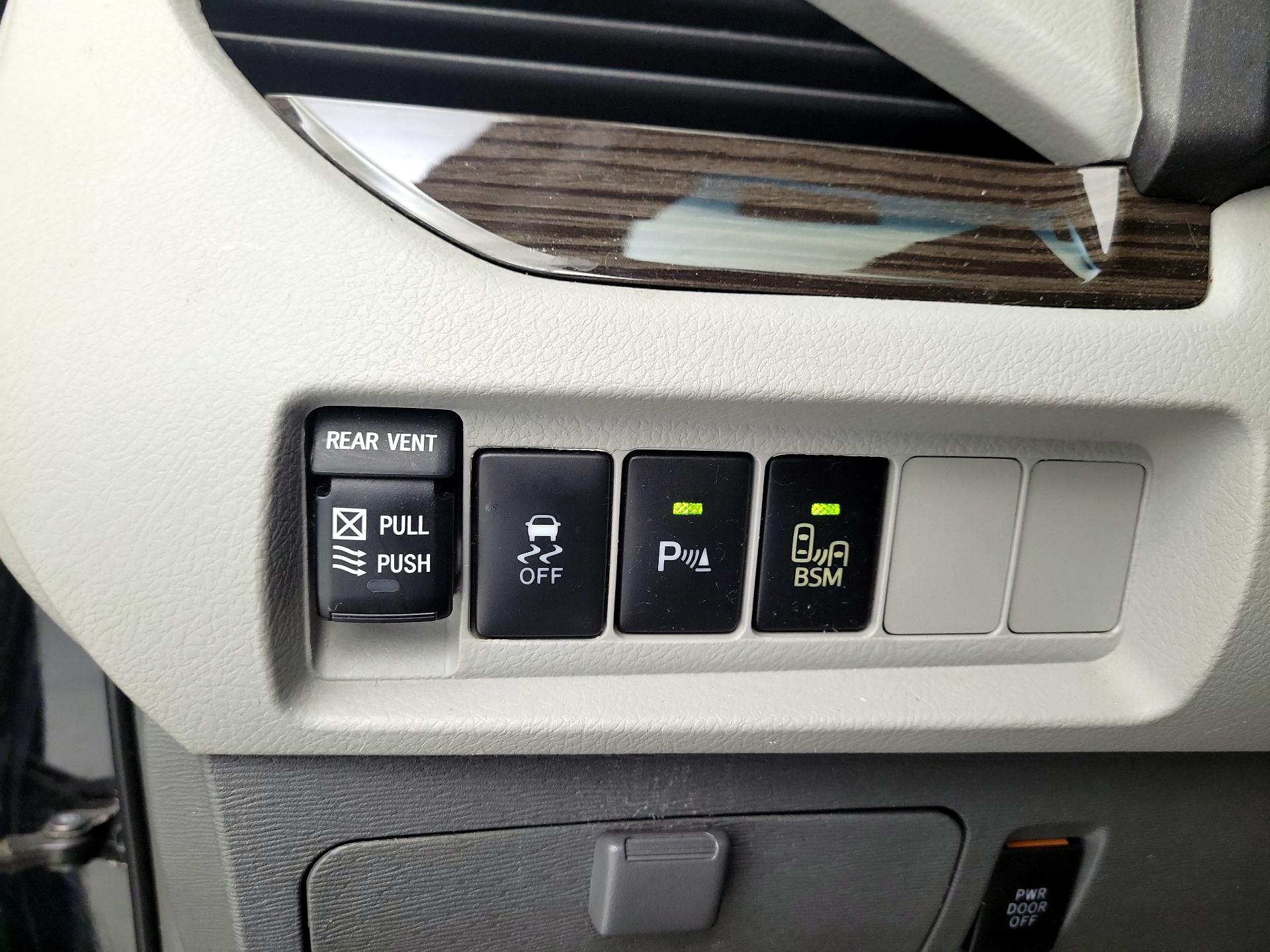 Thumbnail: 2016 Toyota Sienna - 13