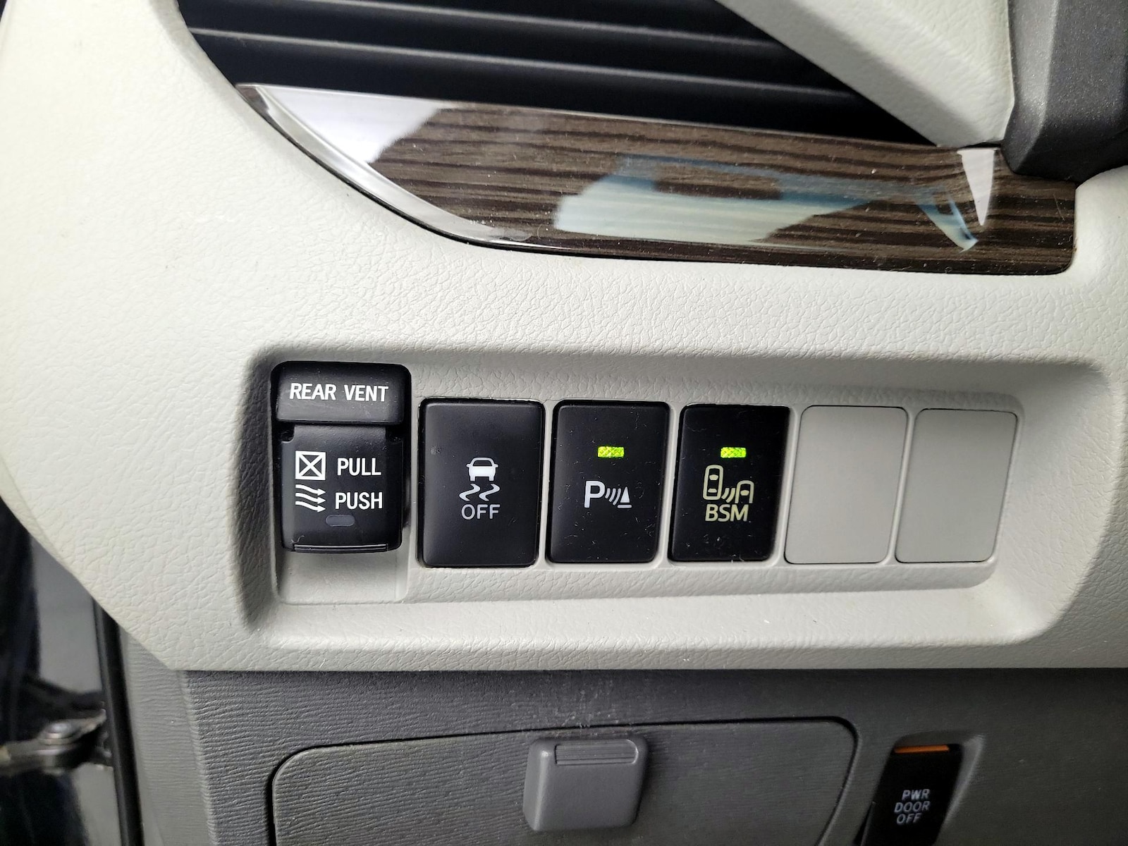 2016 Toyota Sienna XLE - Photo 14