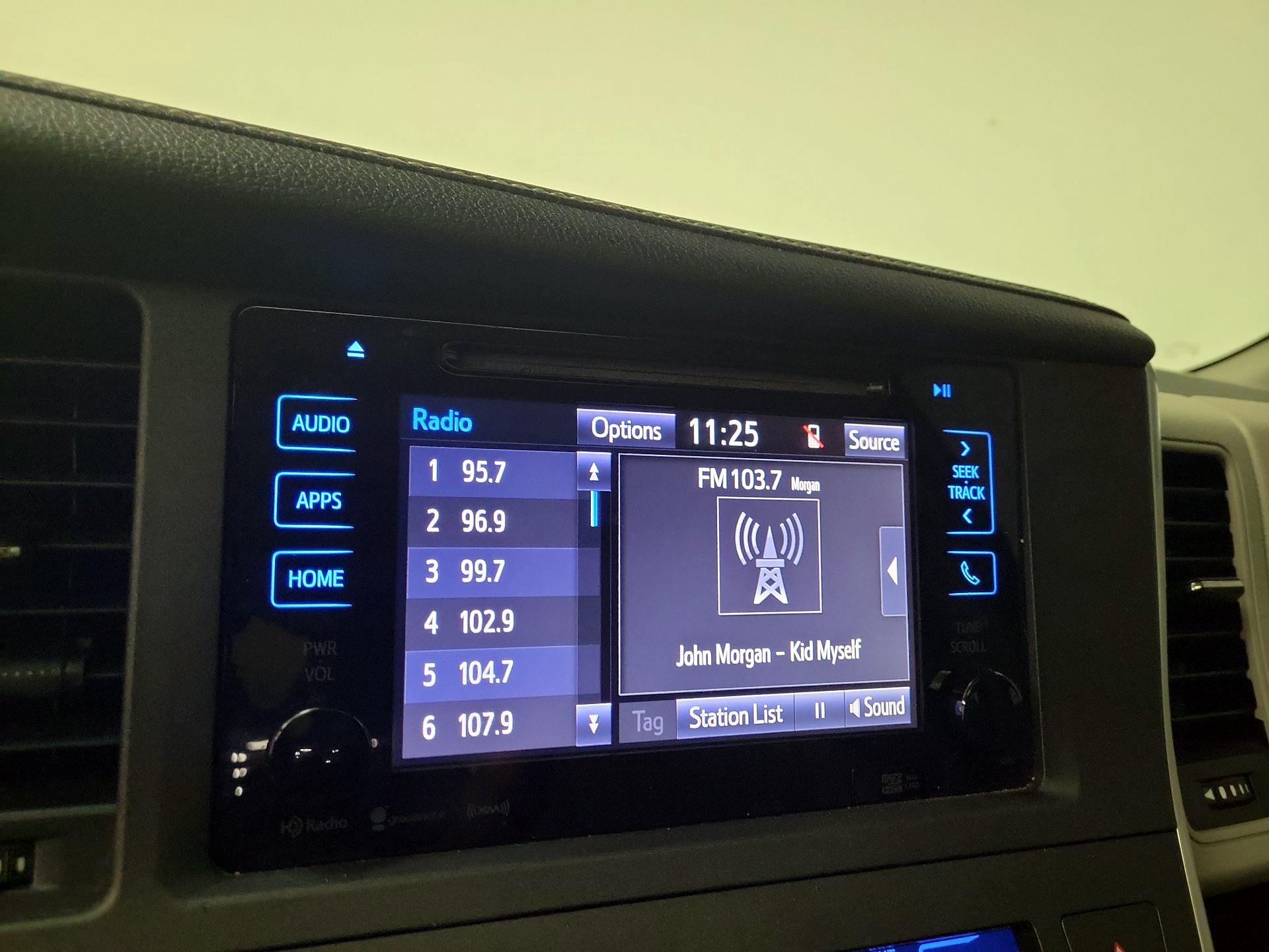 Thumbnail: 2016 Toyota Sienna - 15