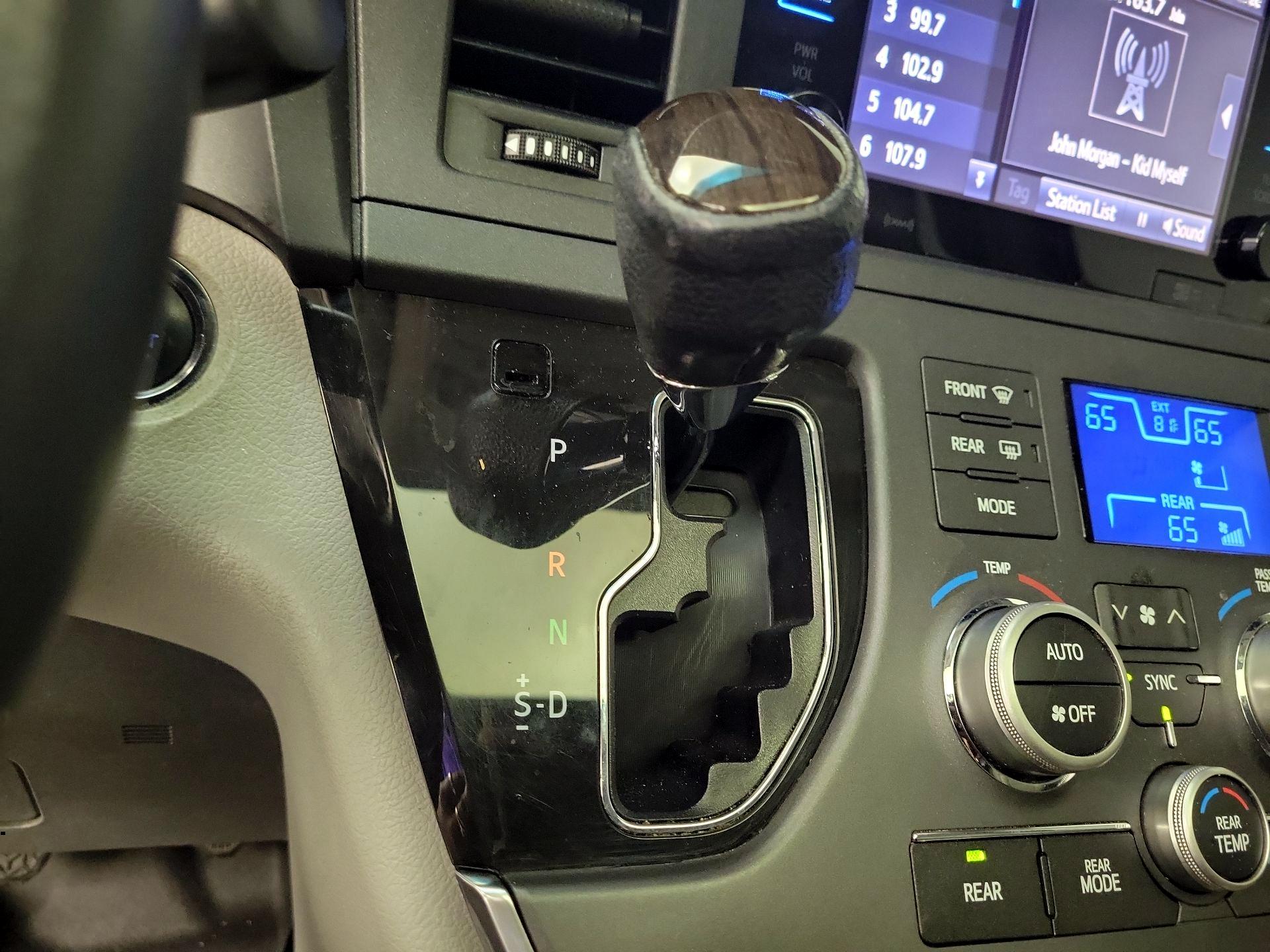 Thumbnail: 2016 Toyota Sienna - 17