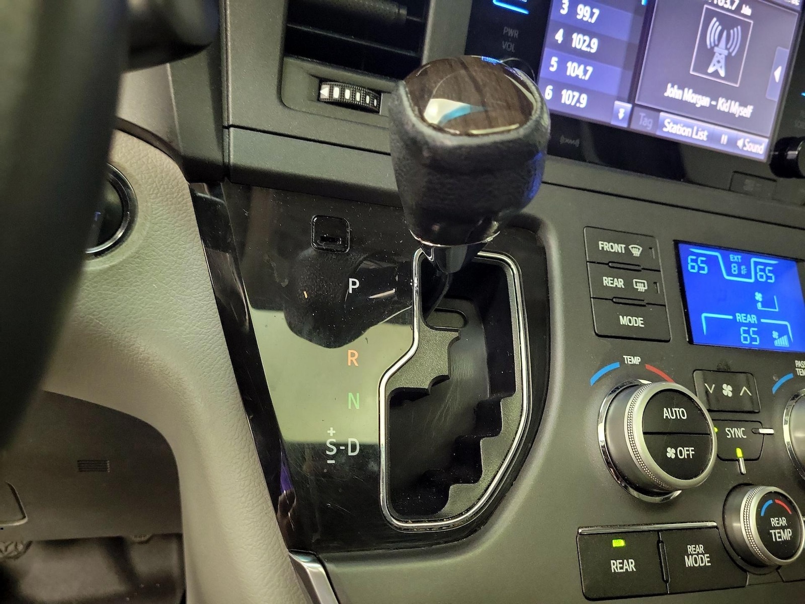 2016 Toyota Sienna XLE - Photo 18