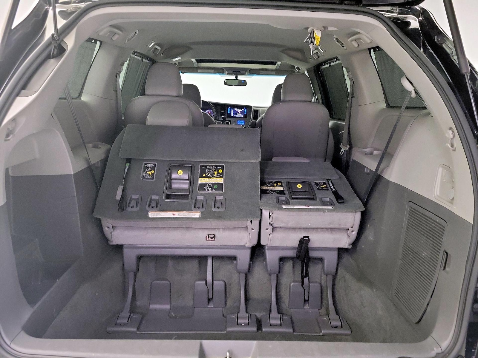 2016 Toyota Sienna XLE - Photo 24