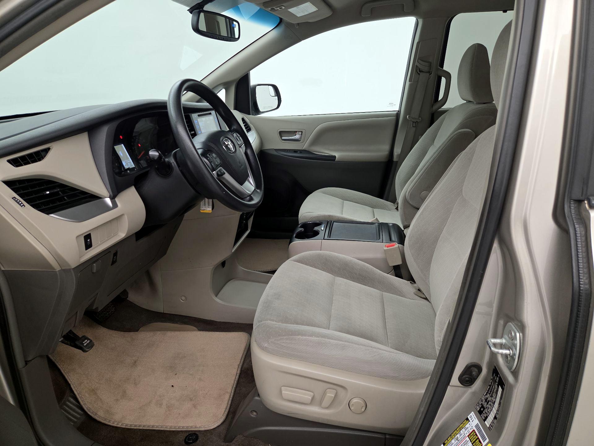 Thumbnail: 2017 Toyota Sienna - 9